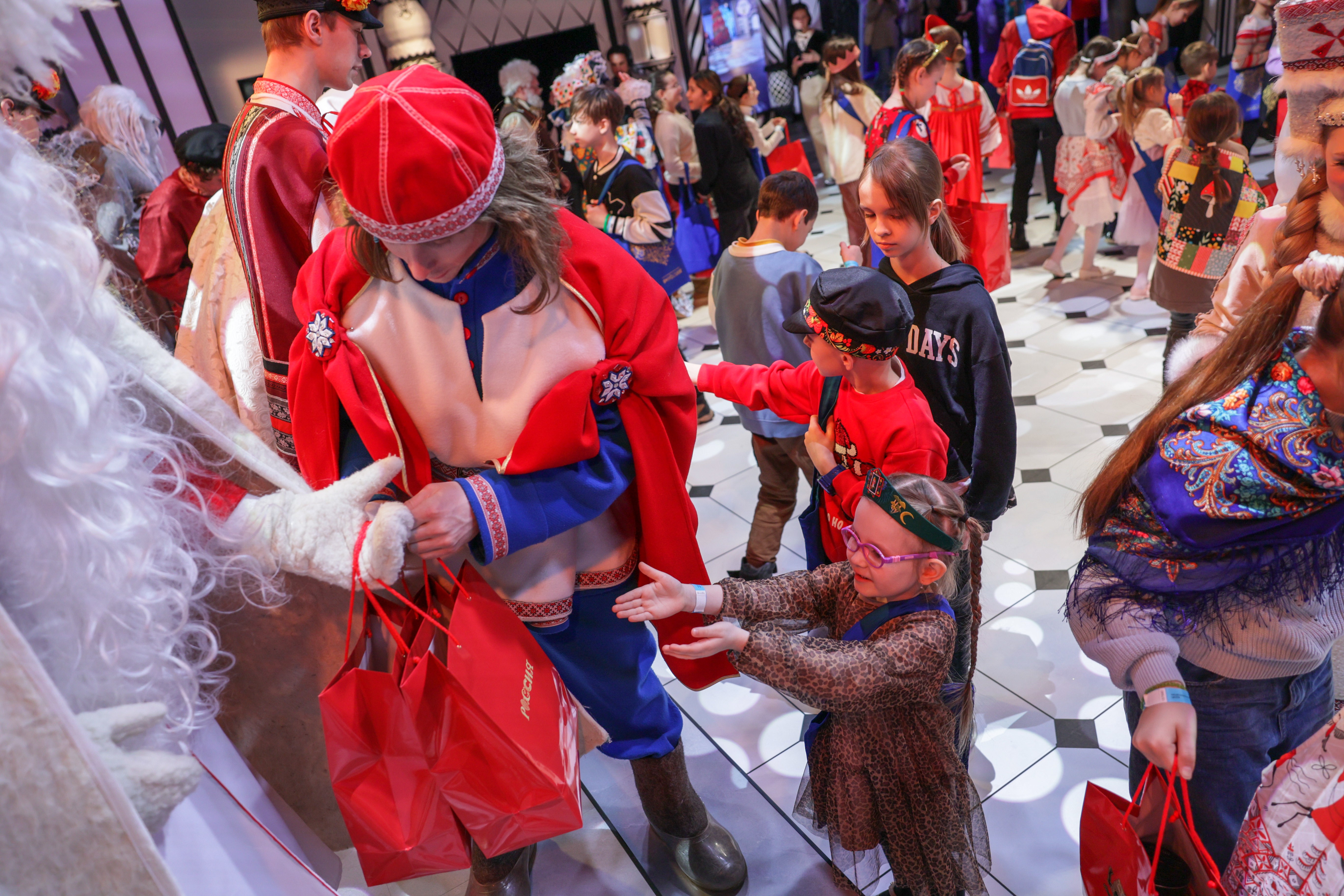 Theatrical carolling 