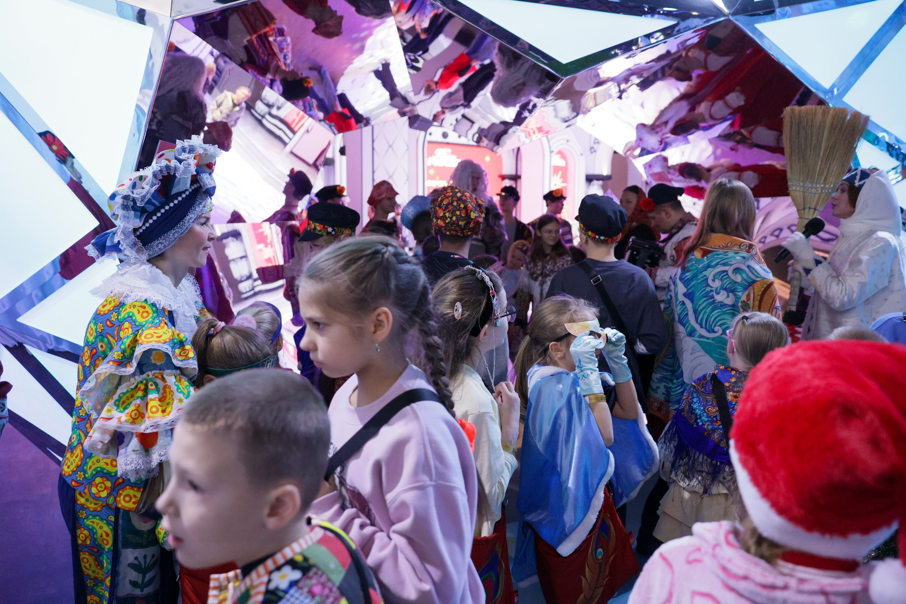 Theatrical carolling 