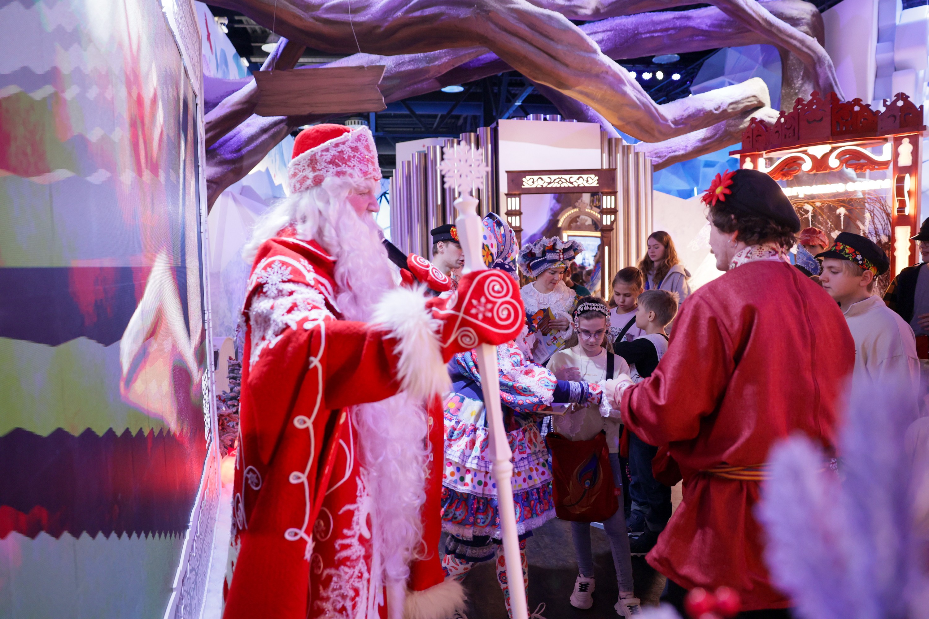 Theatrical carolling 