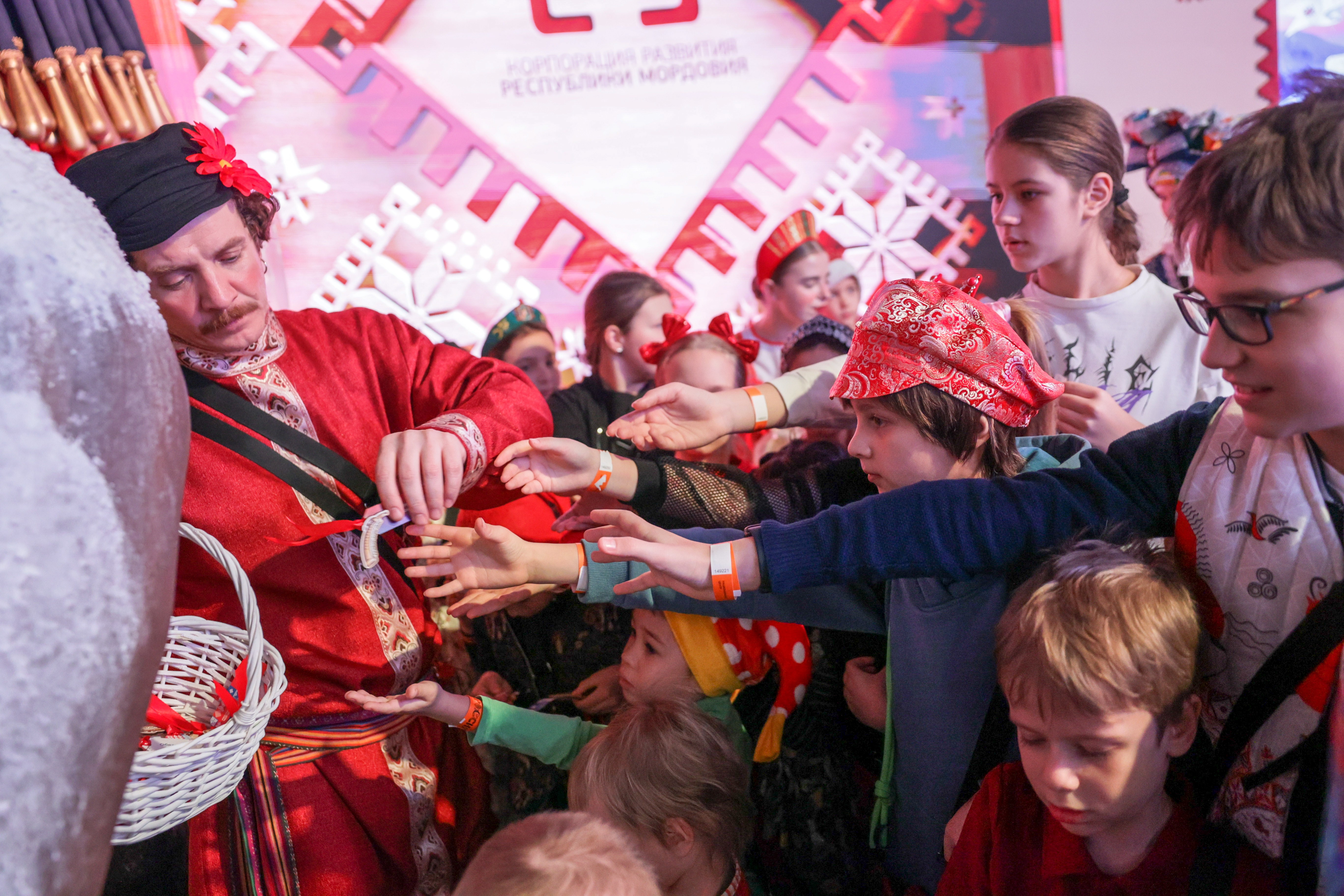 Theatrical carolling 