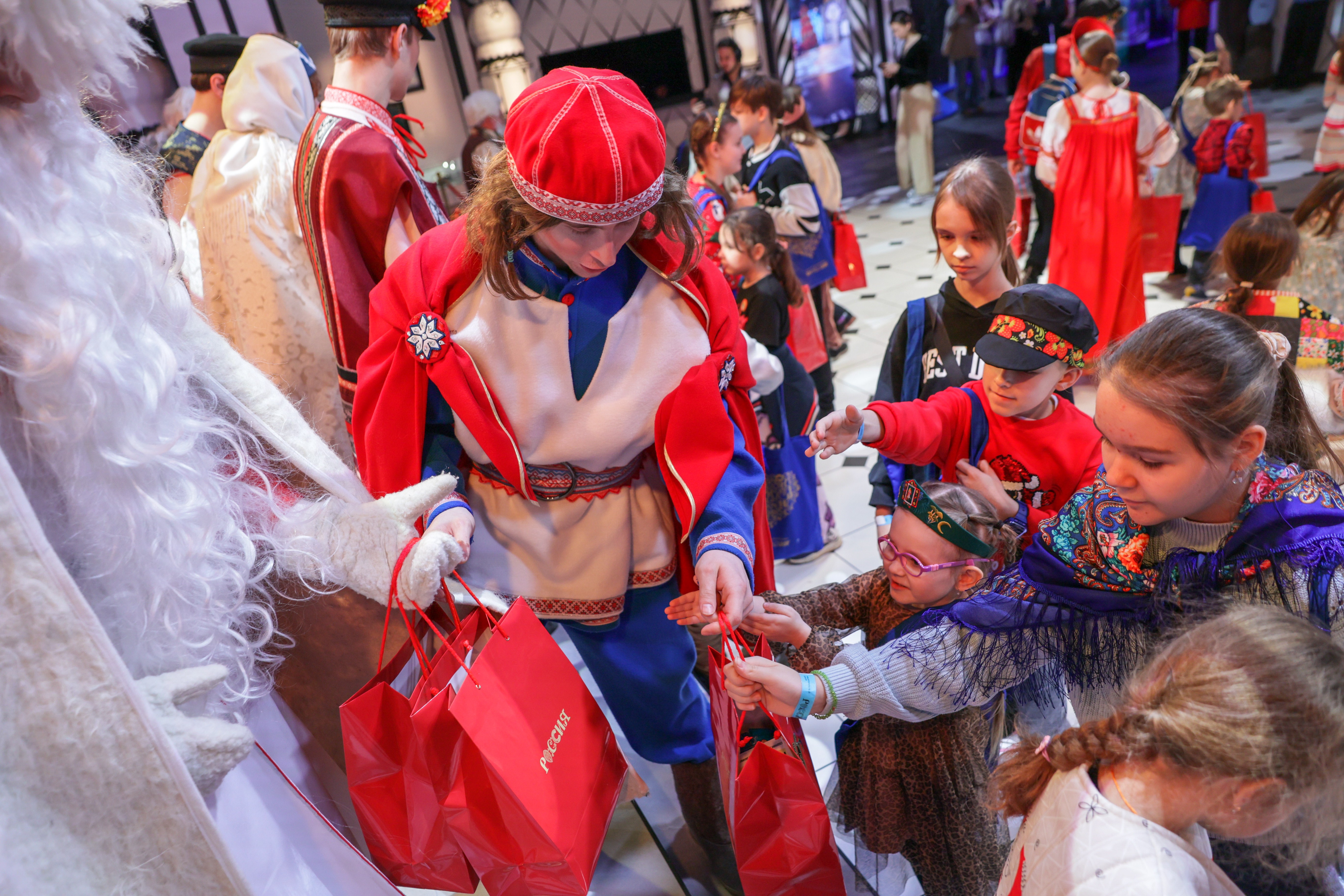 Theatrical carolling 