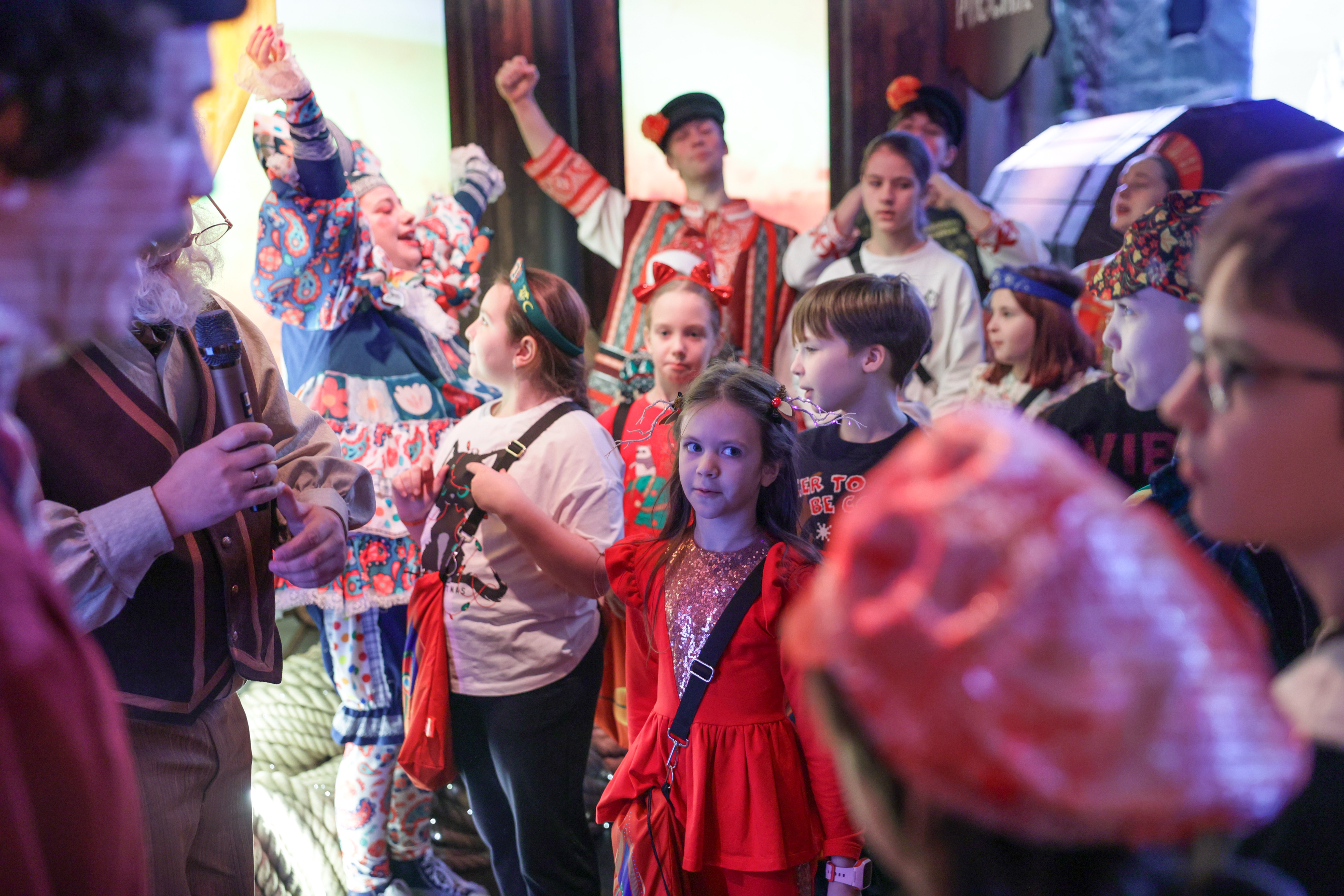 Theatrical carolling 