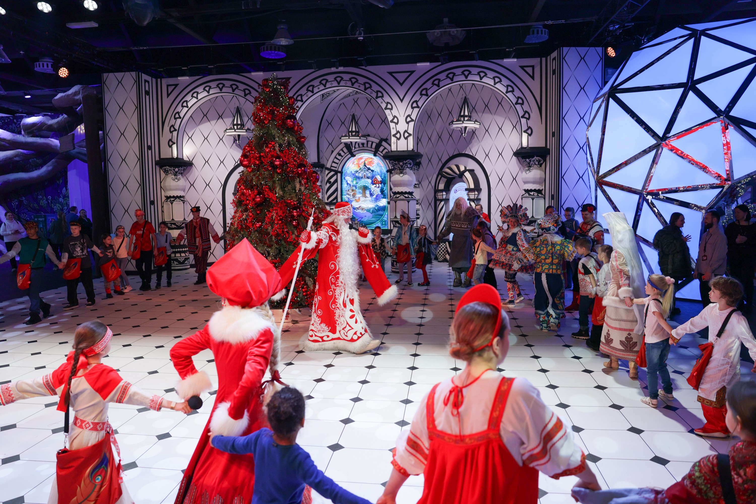 Theatrical carolling 