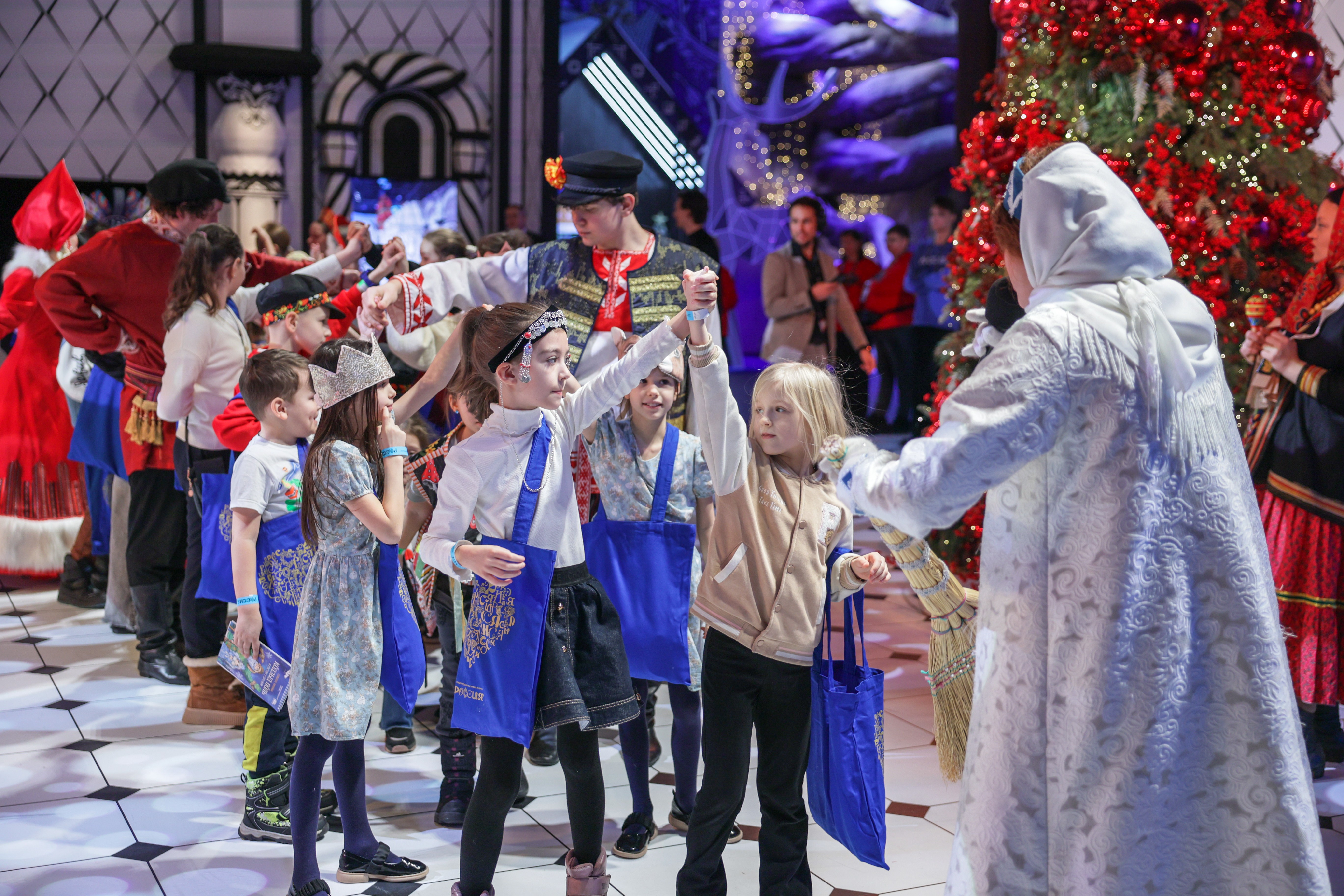 Theatrical carolling 