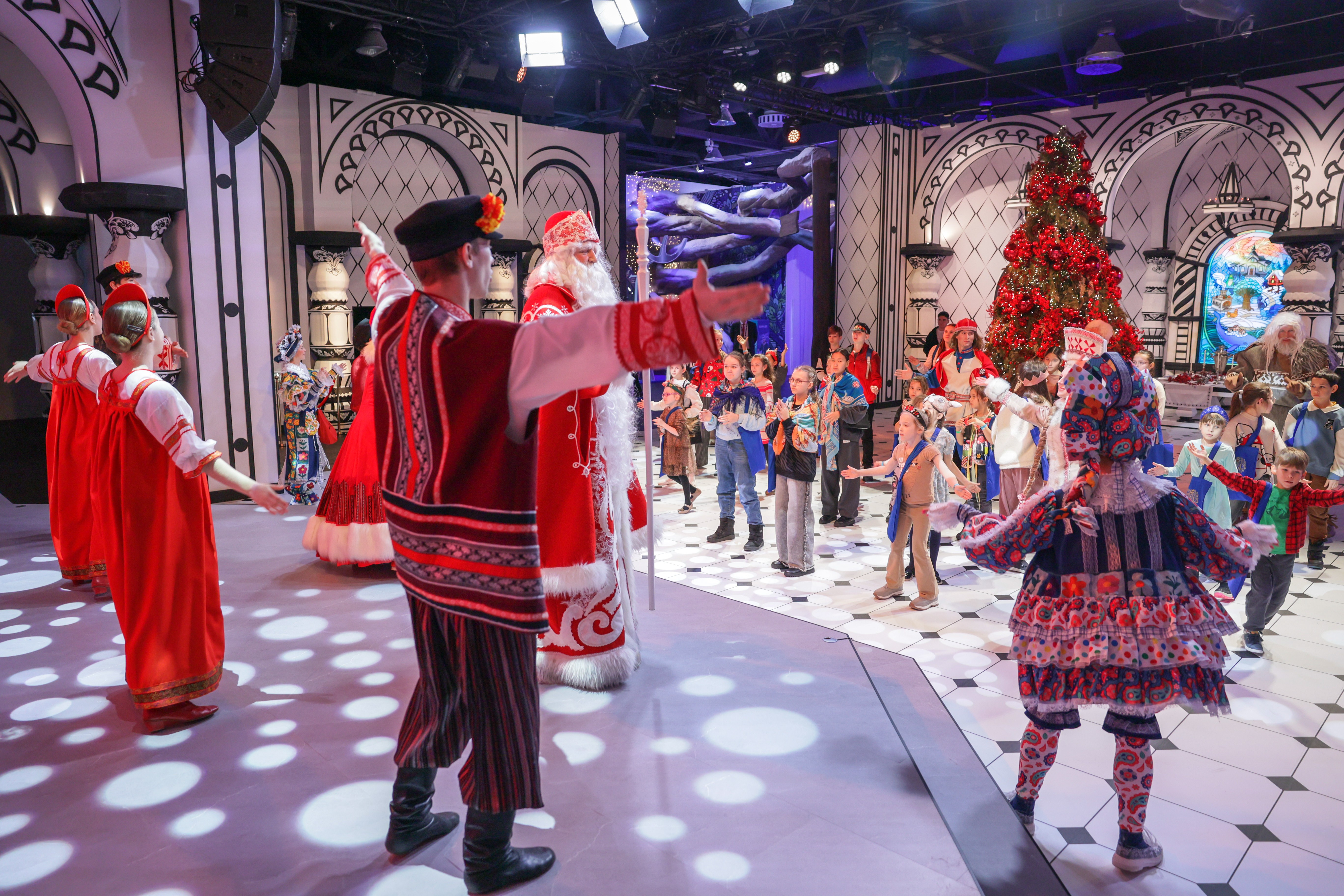 Theatrical carolling 