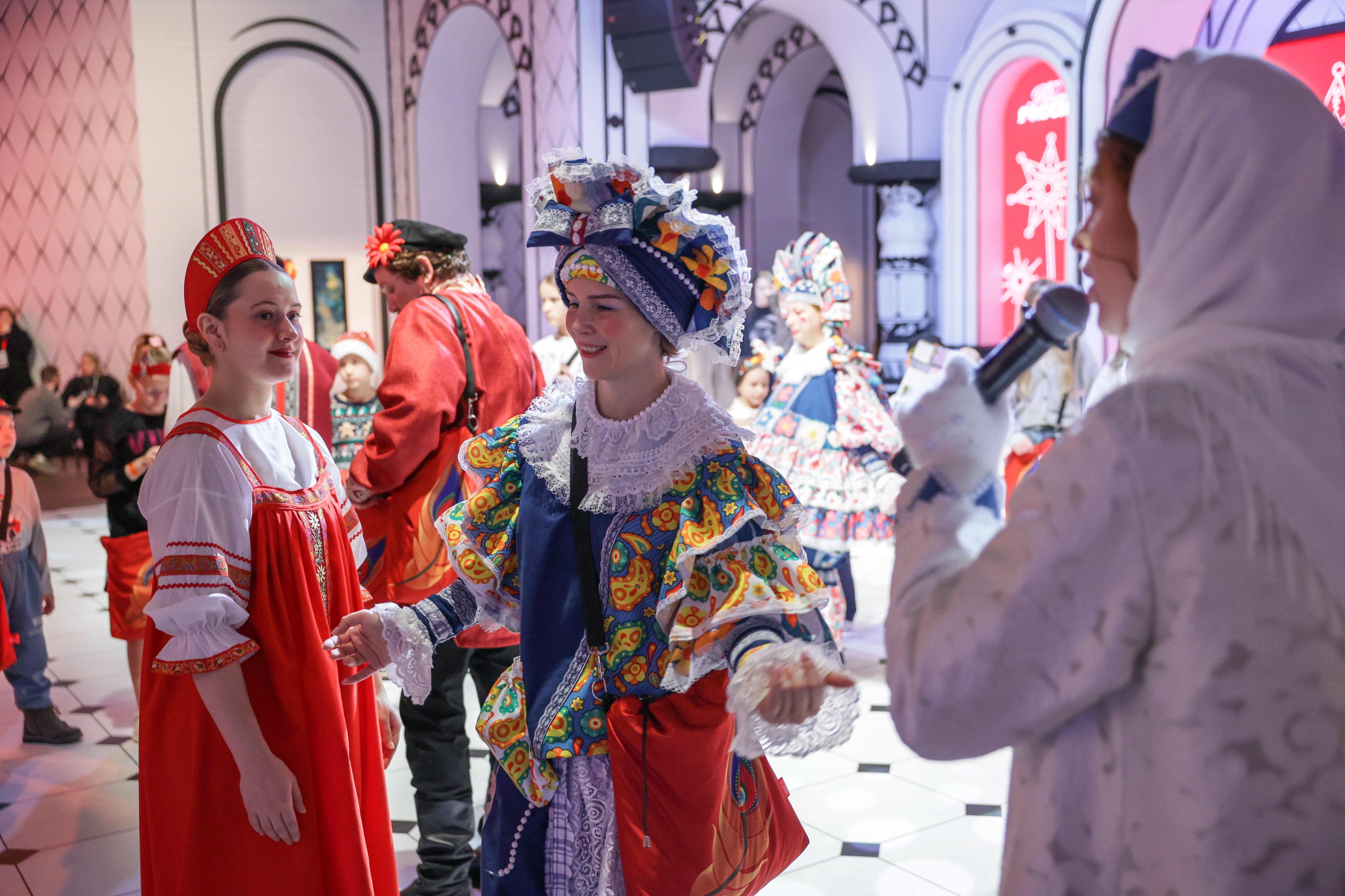 Theatrical carolling 