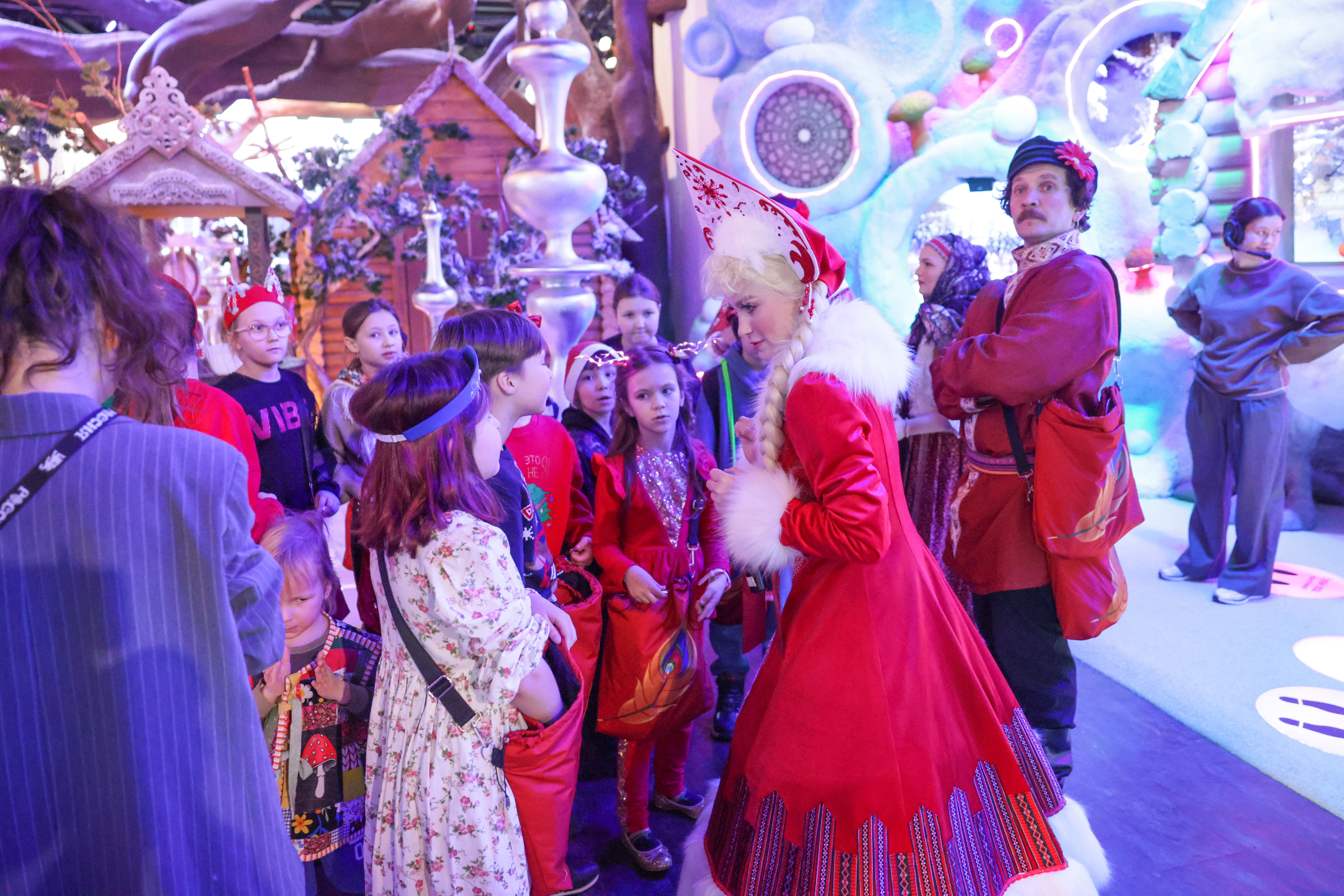 Theatrical carolling 