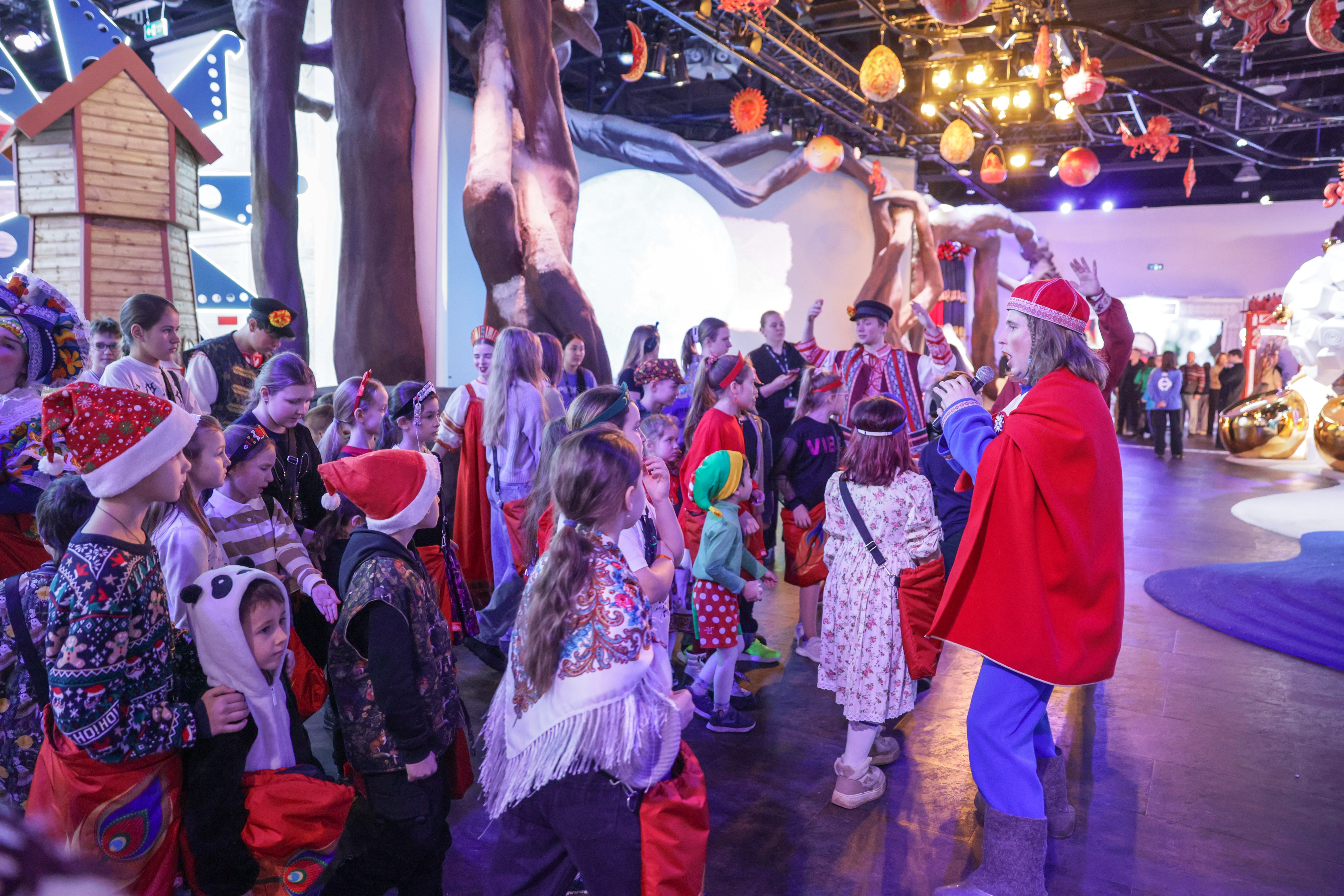 Theatrical carolling 