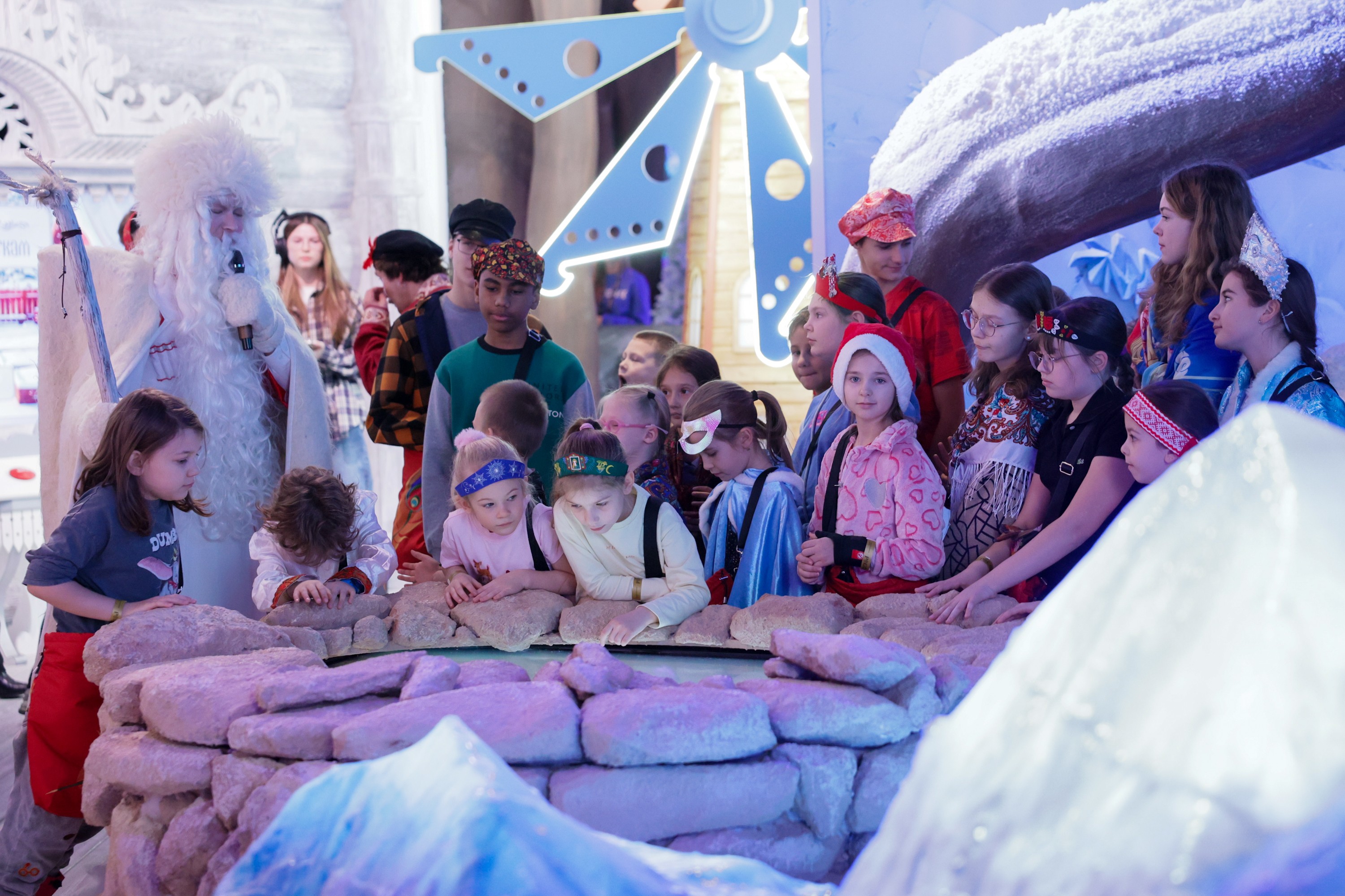 Theatrical carolling 