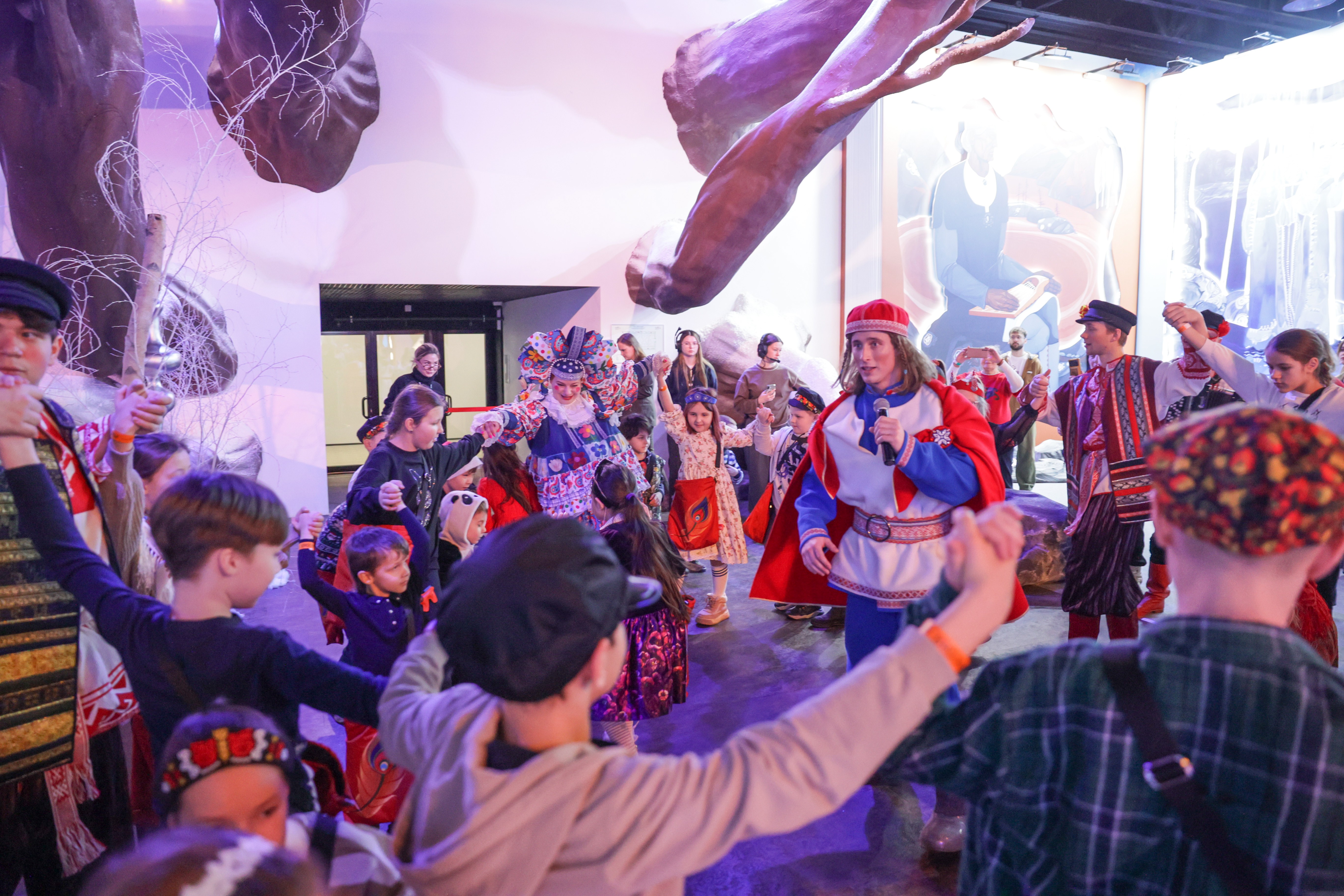 Theatrical carolling 