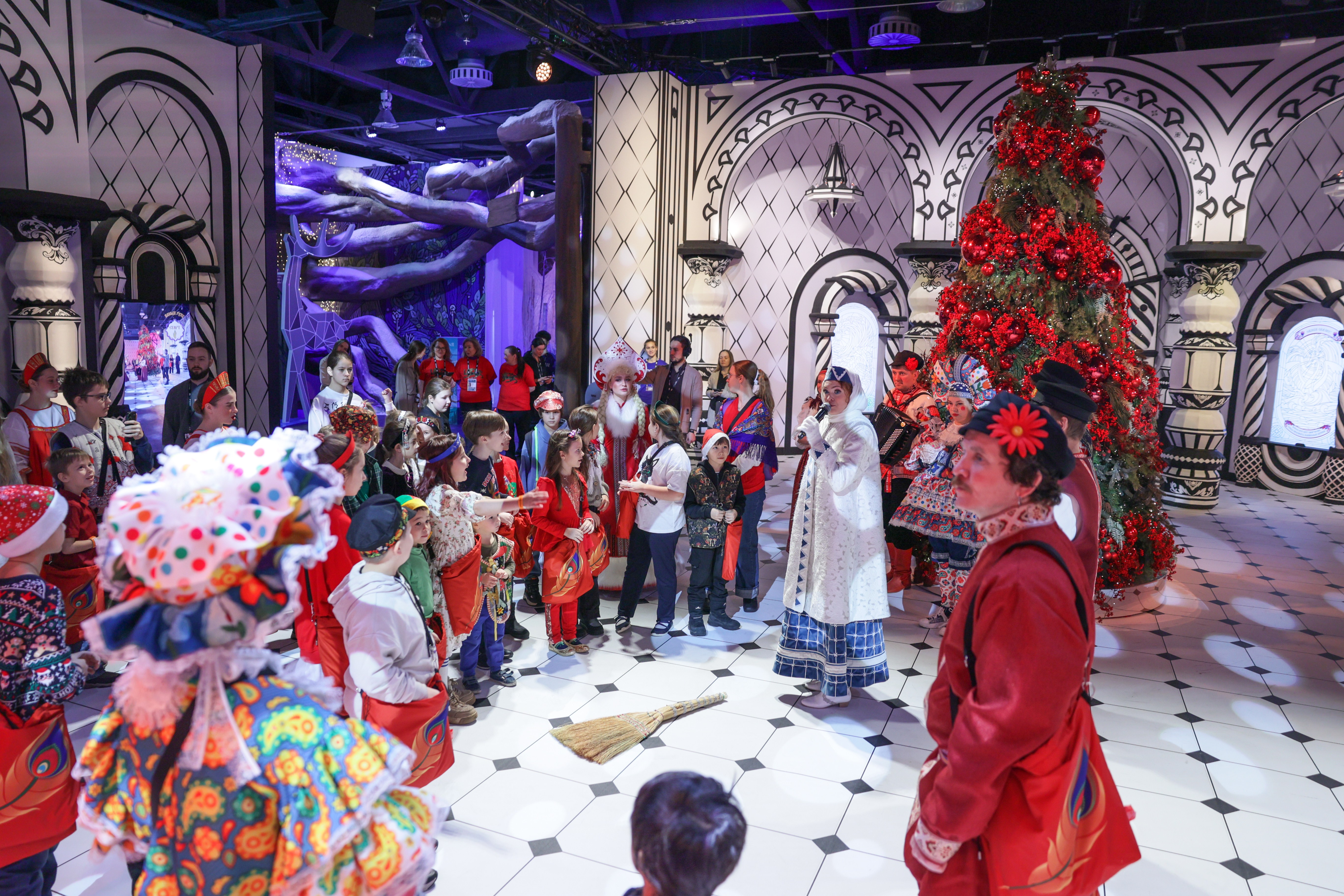 Theatrical carolling 