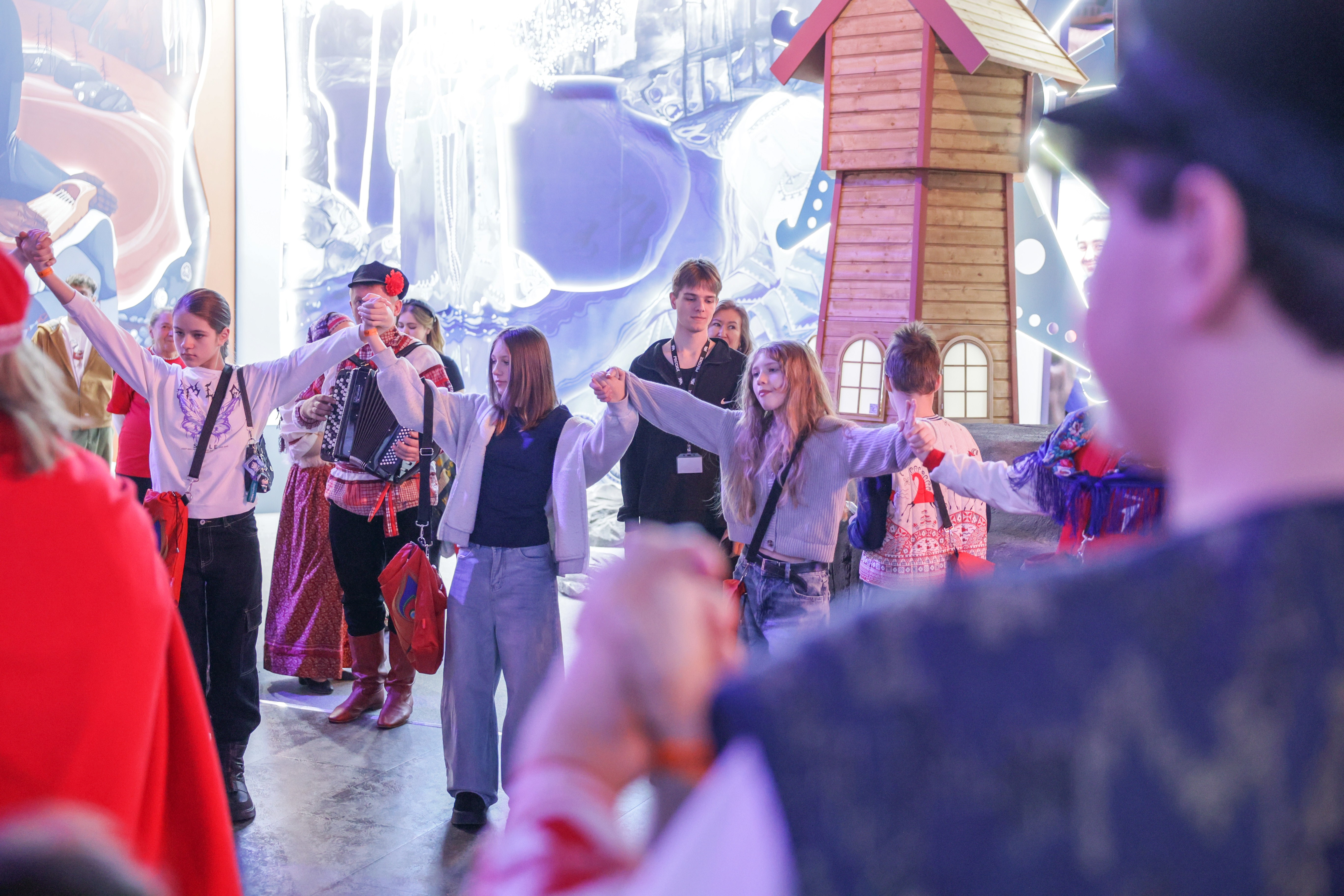 Theatrical carolling 