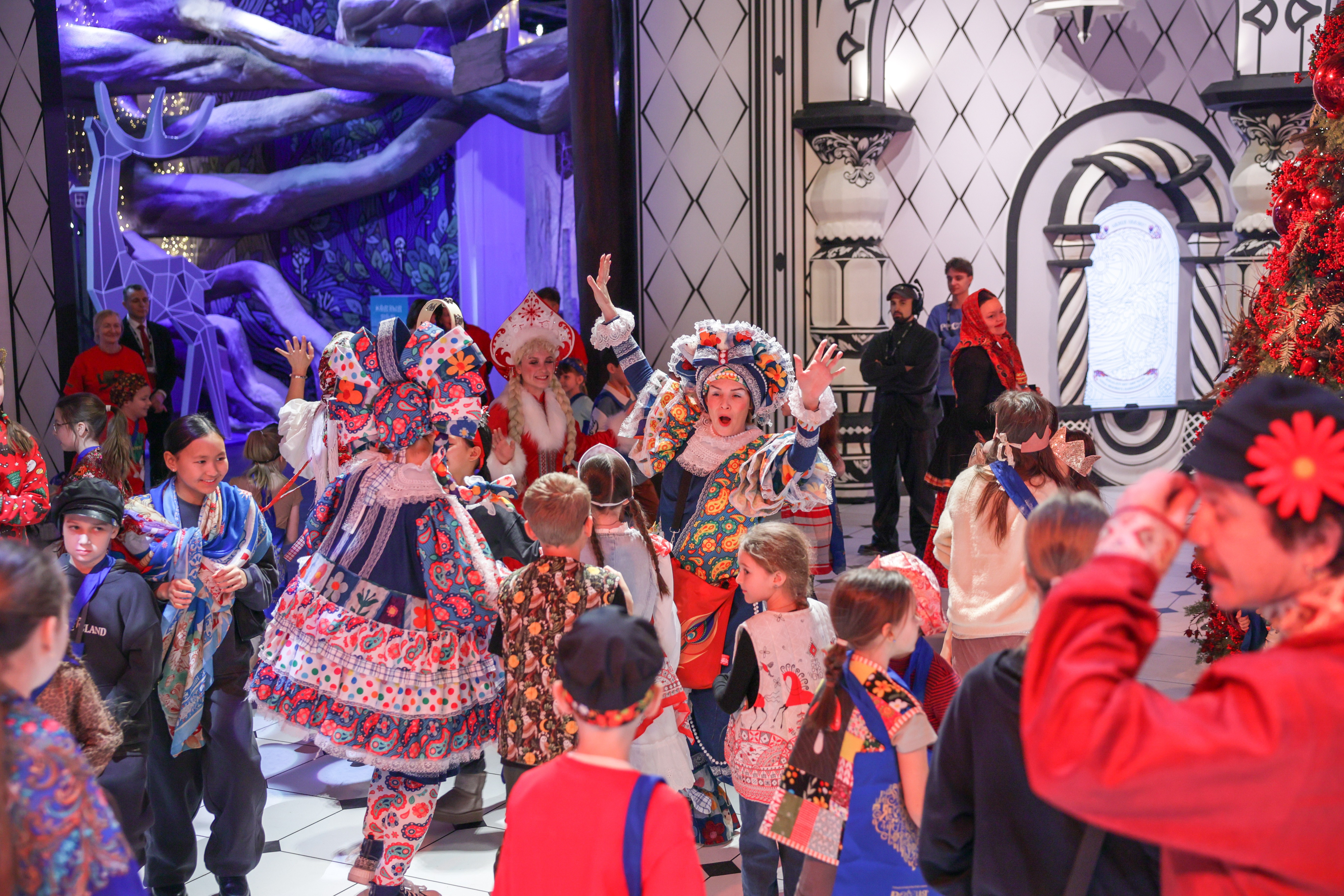 Theatrical carolling 