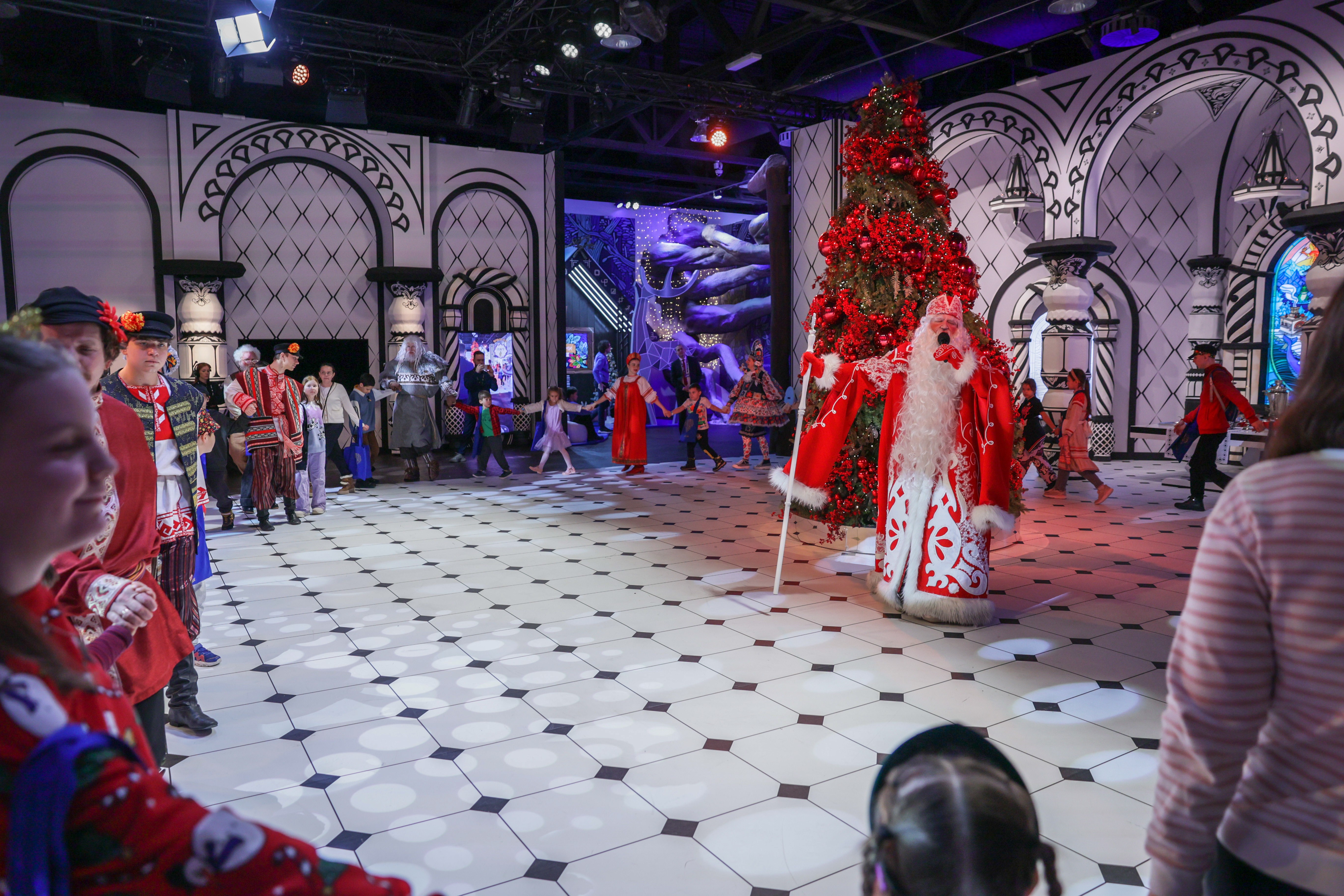 Theatrical carolling 