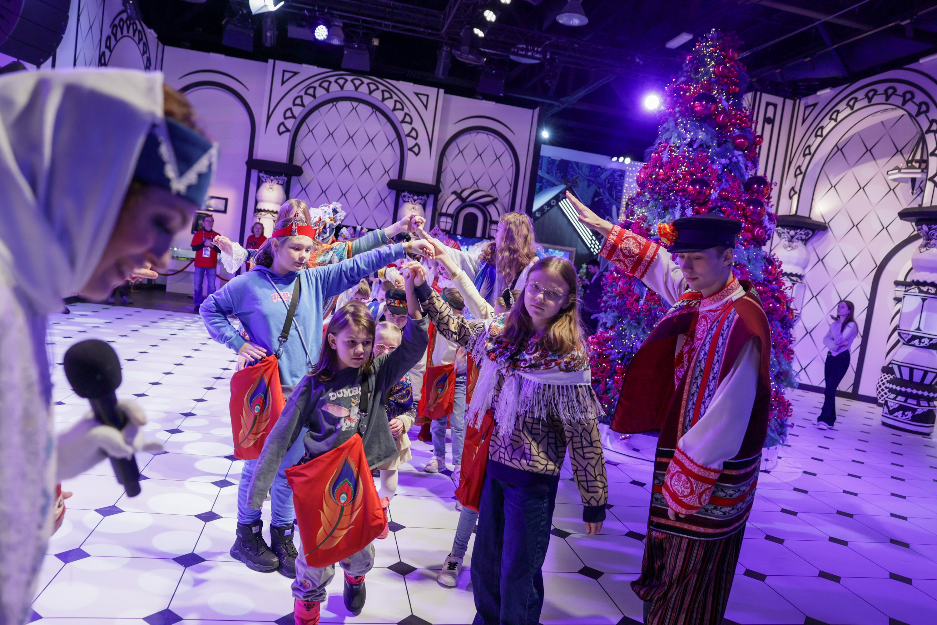 Theatrical carolling 