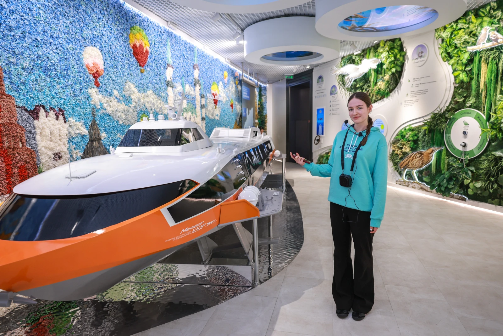 Participants of the Young Tour Guides School conducted a tour of the exposition 