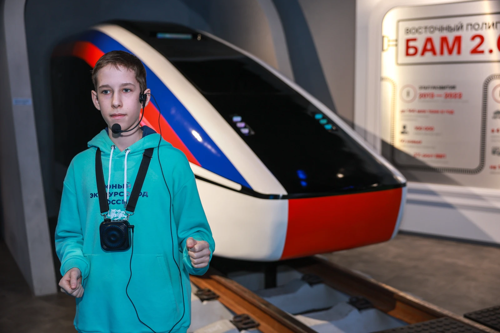 Participants of the Young Tour Guides School conducted a tour of the exposition 