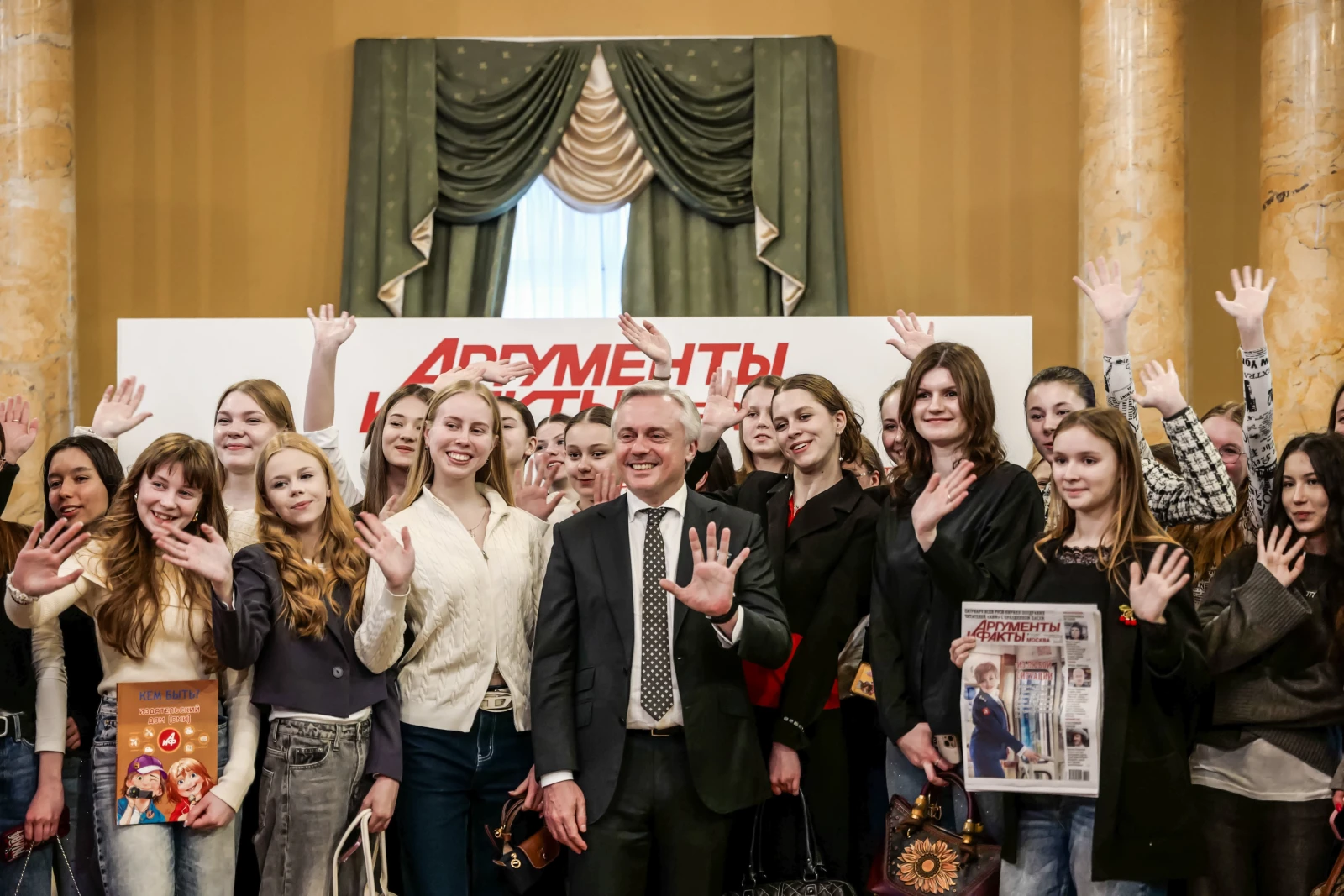 Young journalists visit the newsroom of the media outlet Argumenty i Fakty (Arguments and Facts)