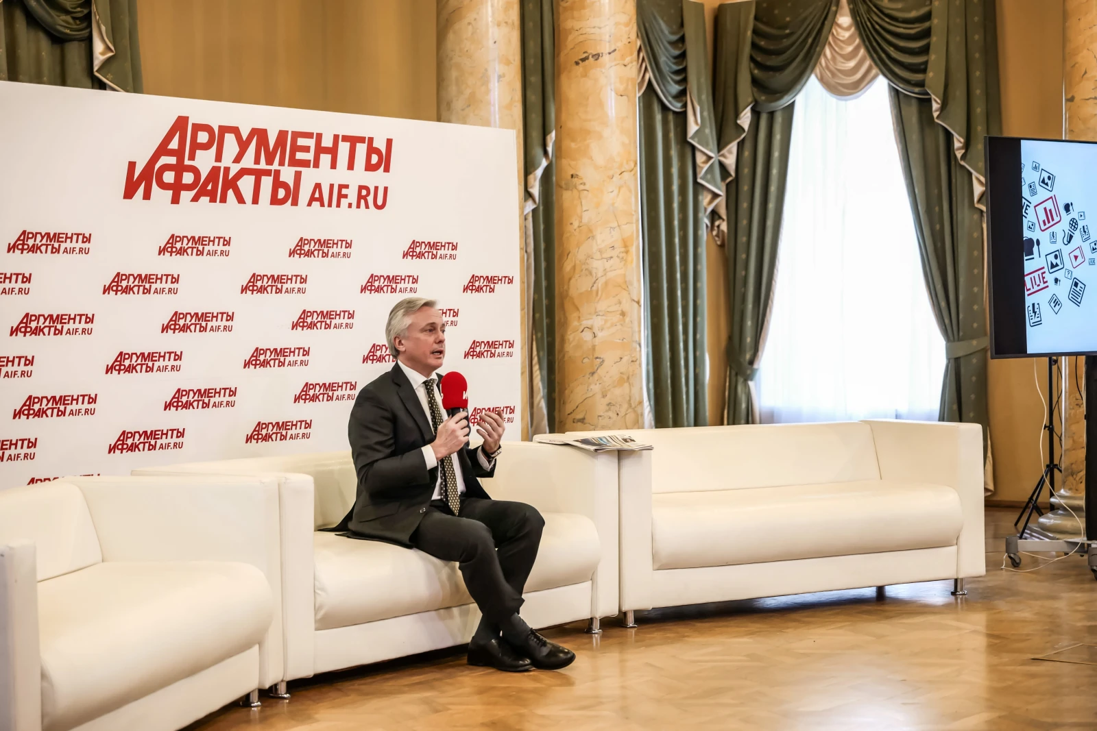 Young journalists visit the newsroom of the media outlet Argumenty i Fakty (Arguments and Facts)