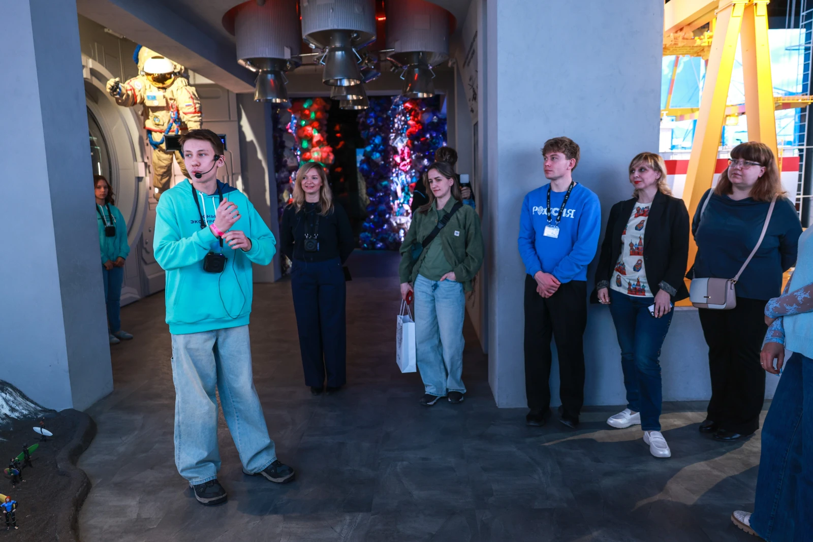 Participants of the Young Tour Guides School conducted a tour of the exposition 