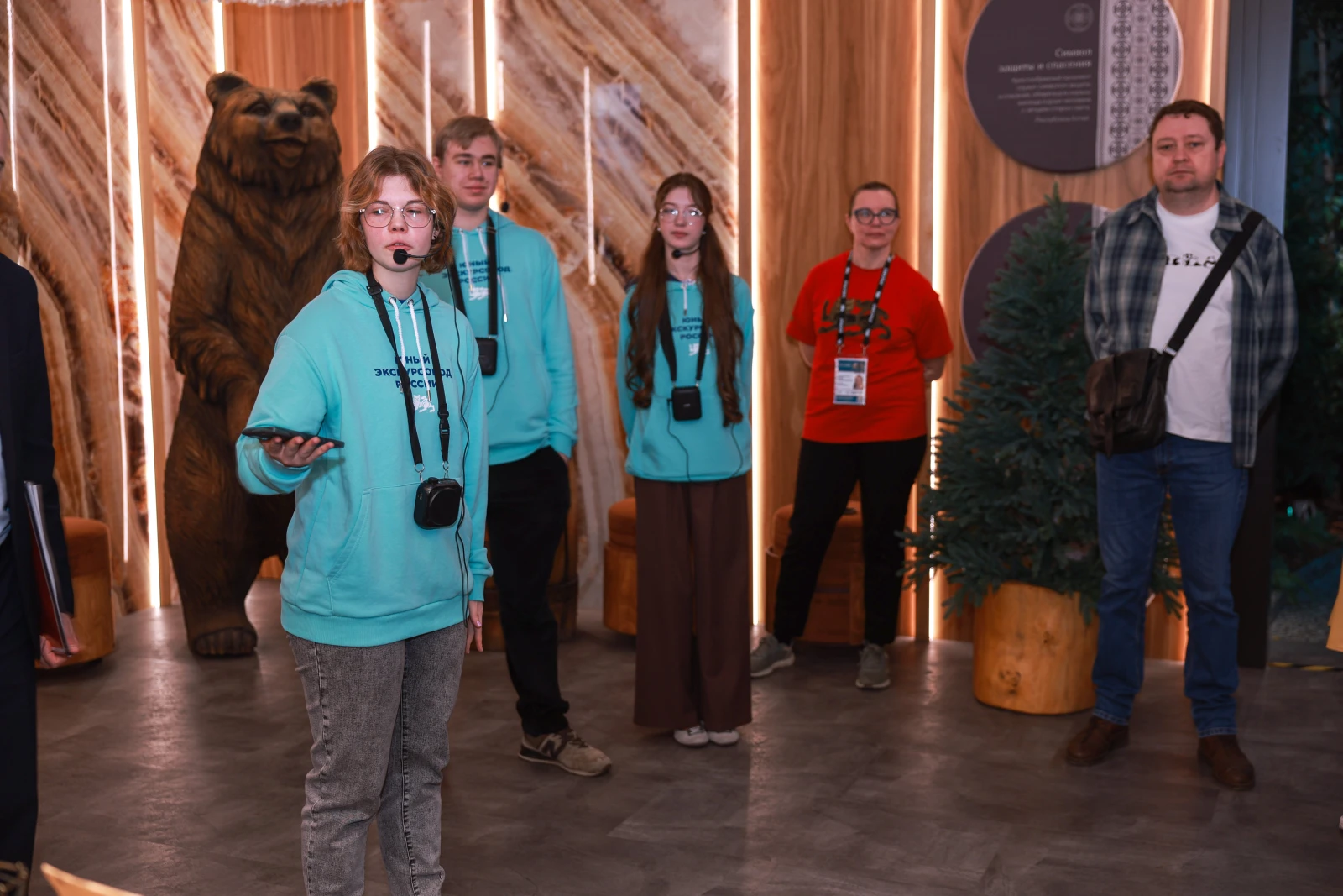 Participants of the Young Tour Guides School conducted a tour of the exposition 