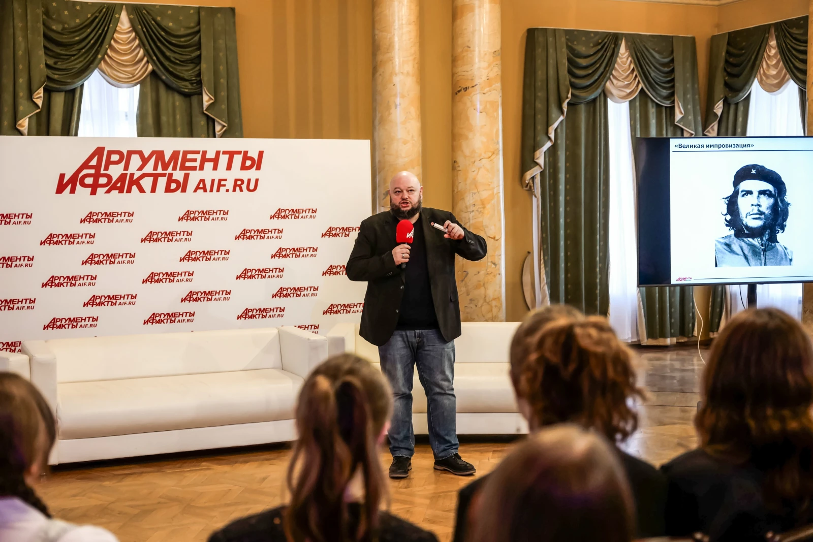 Young journalists visit the newsroom of the media outlet Argumenty i Fakty (Arguments and Facts)