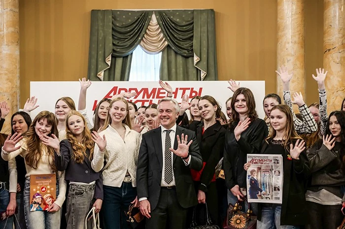 Young journalists visit the newsroom of the media outlet Argumenty i Fakty (Arguments and Facts)