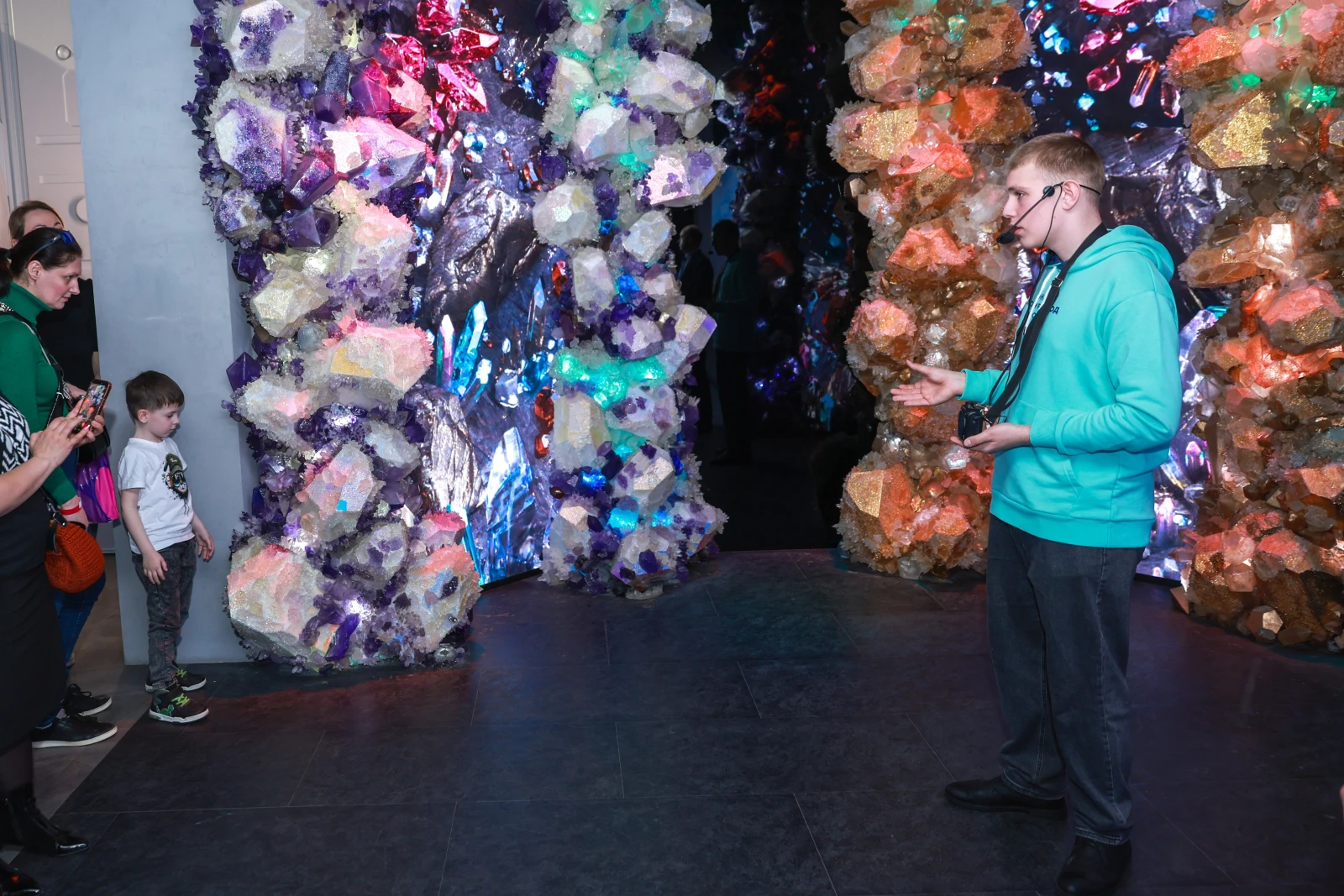 Participants of the Young Tour Guides School conducted a tour of the exposition 