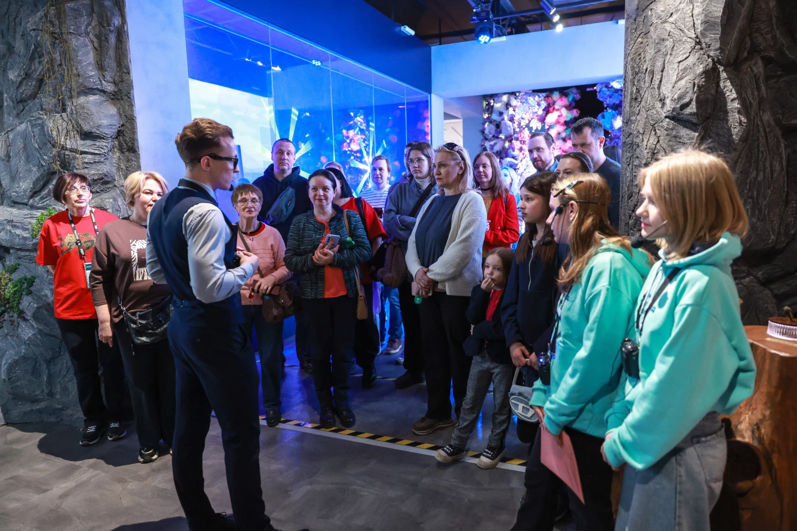 Participants of the Young Tour Guides School conducted a tour of the exposition 