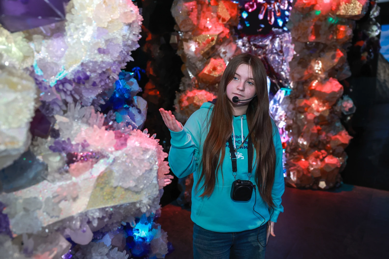 Participants of the Young Tour Guides School conducted a tour of the exposition 