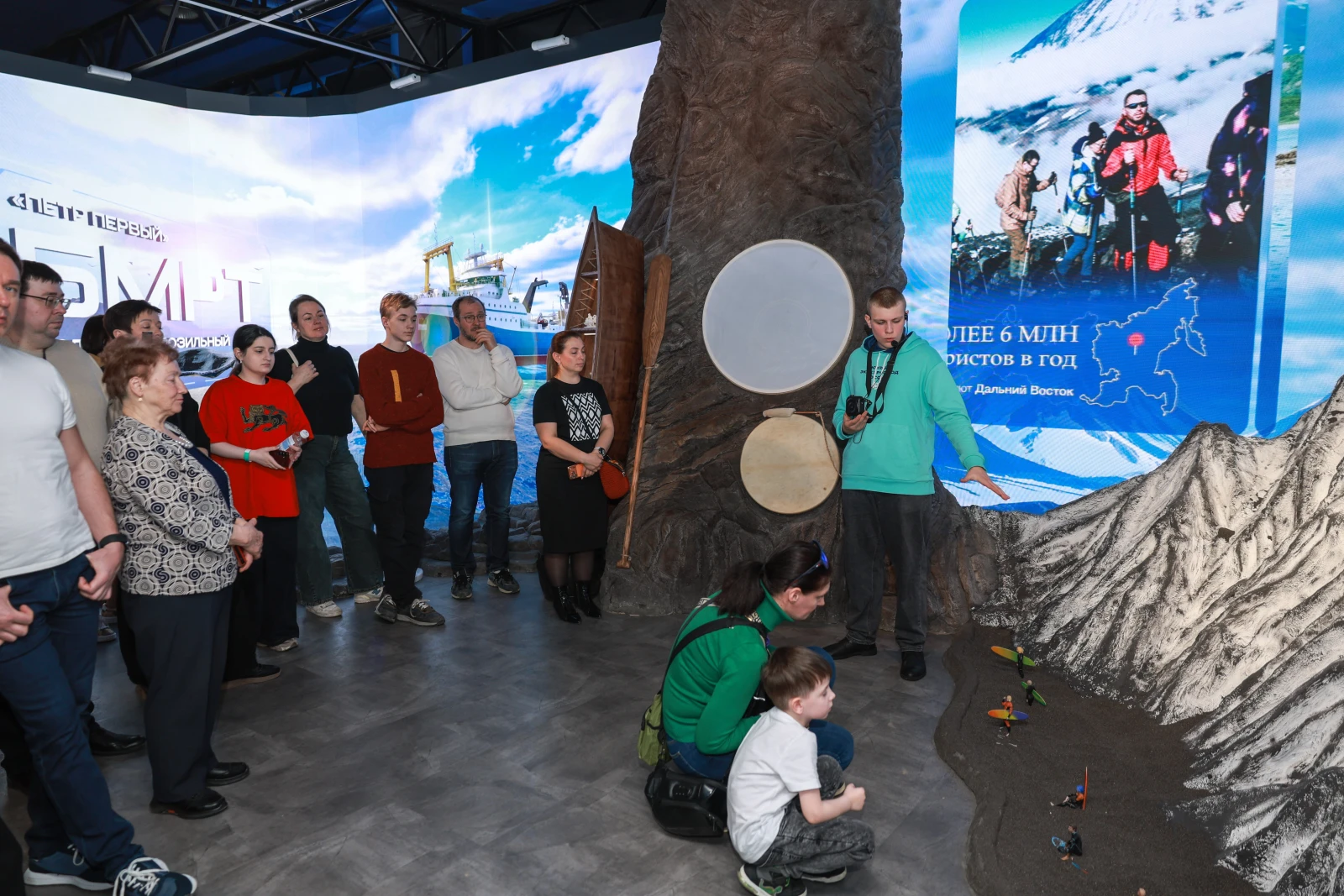 Participants of the Young Tour Guides School conducted a tour of the exposition 