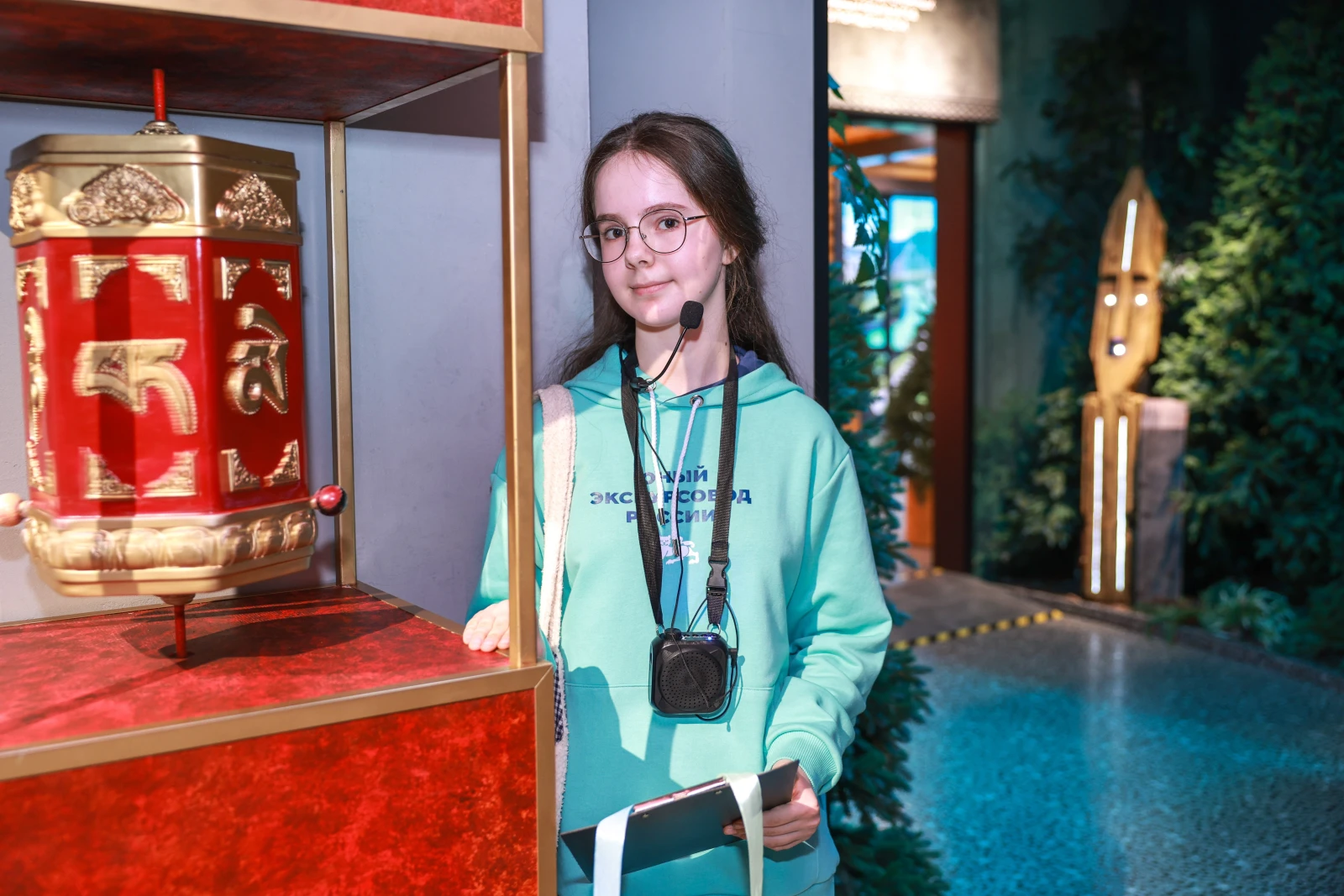 Participants of the Young Tour Guides School conducted a tour of the exposition 