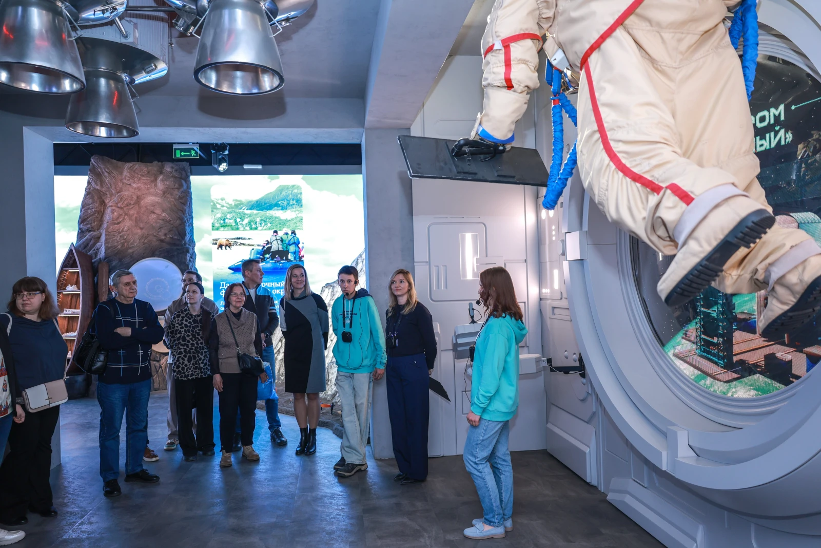 Participants of the Young Tour Guides School conducted a tour of the exposition 