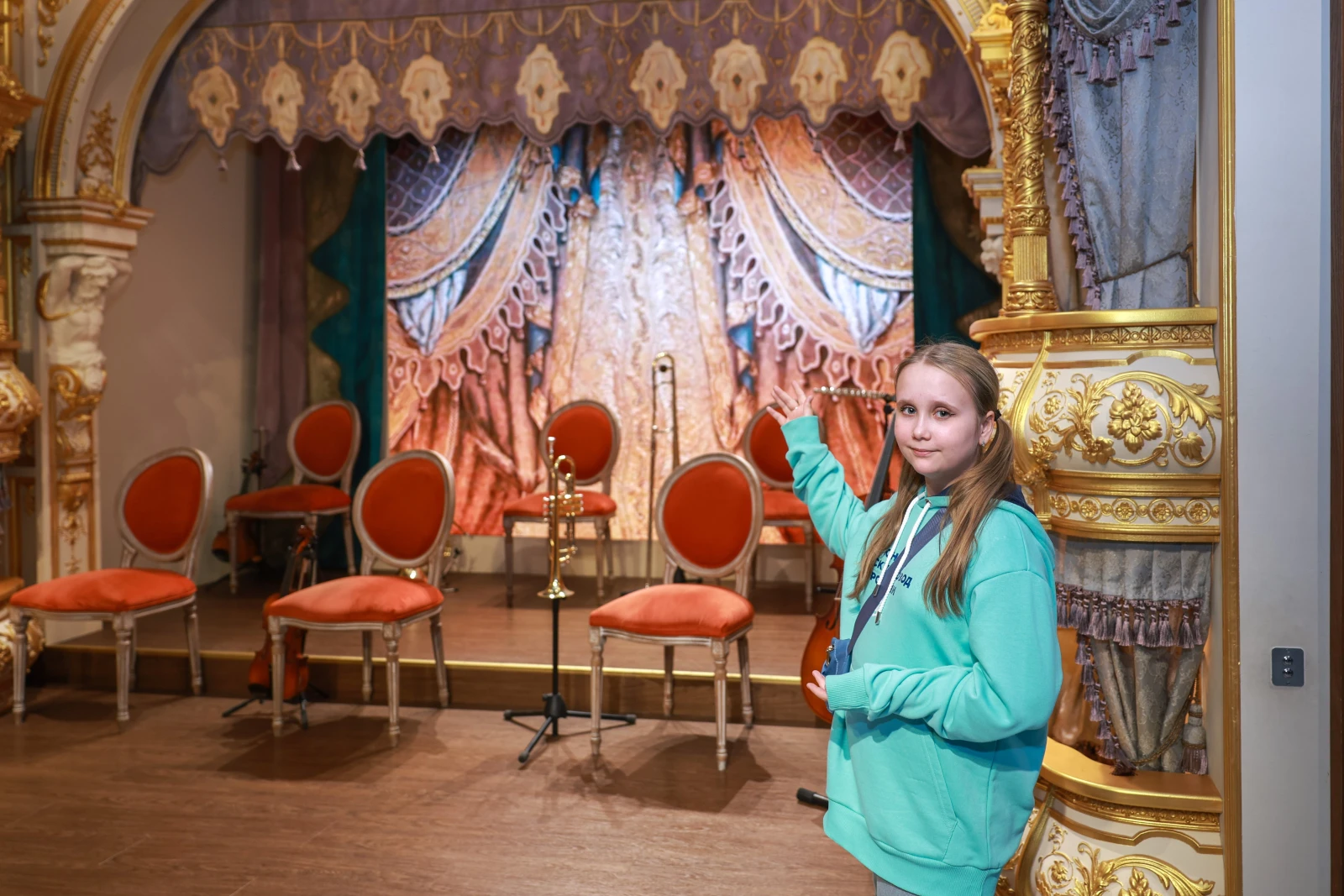 Participants of the Young Tour Guides School conducted a tour of the exposition 