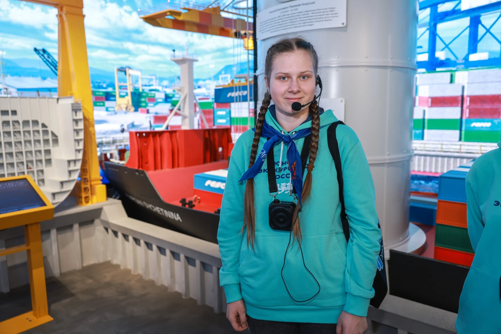 Participants of the Young Tour Guides School conducted a tour of the exposition 