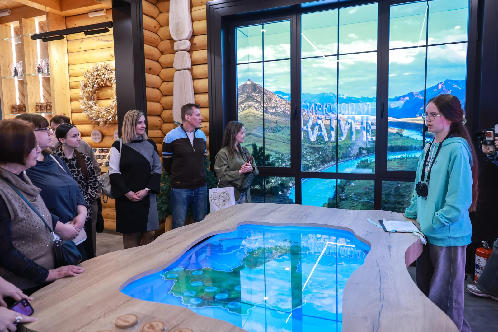 Participants of the Young Tour Guides School conducted a tour of the exposition 