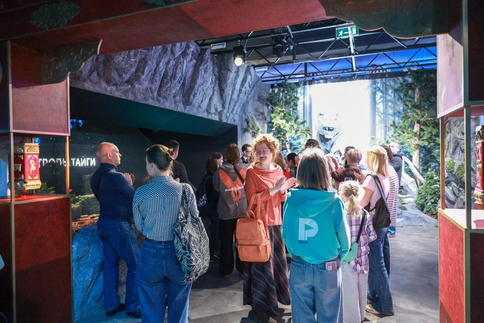 Participants of the Young Tour Guides School conducted a tour of the exposition 