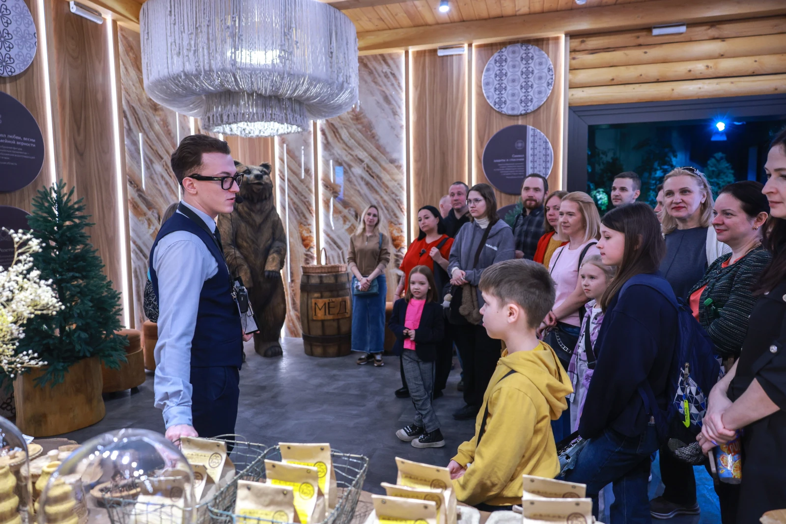 Participants of the Young Tour Guides School conducted a tour of the exposition 