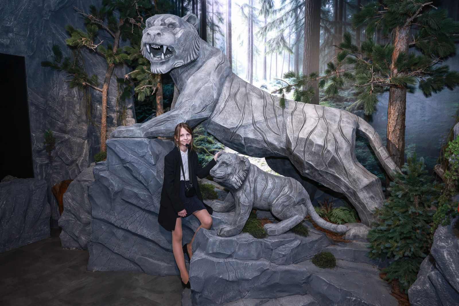 Participants of the Young Tour Guides School conducted a tour of the exposition 