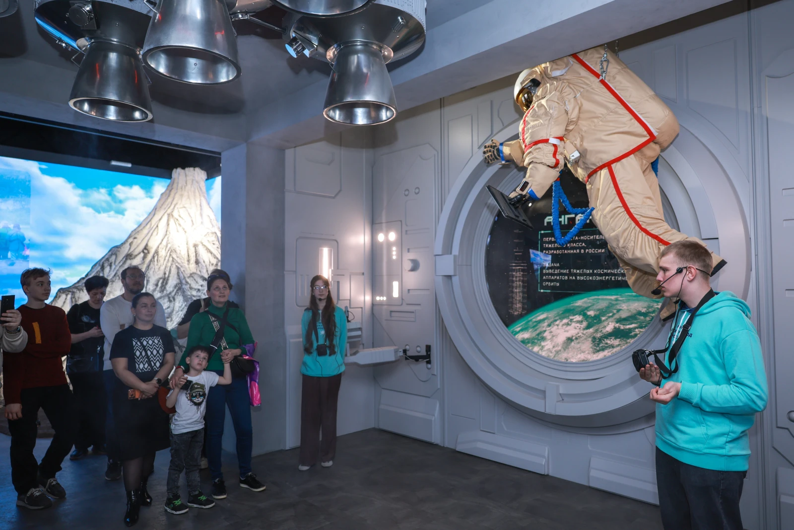 Participants of the Young Tour Guides School conducted a tour of the exposition 