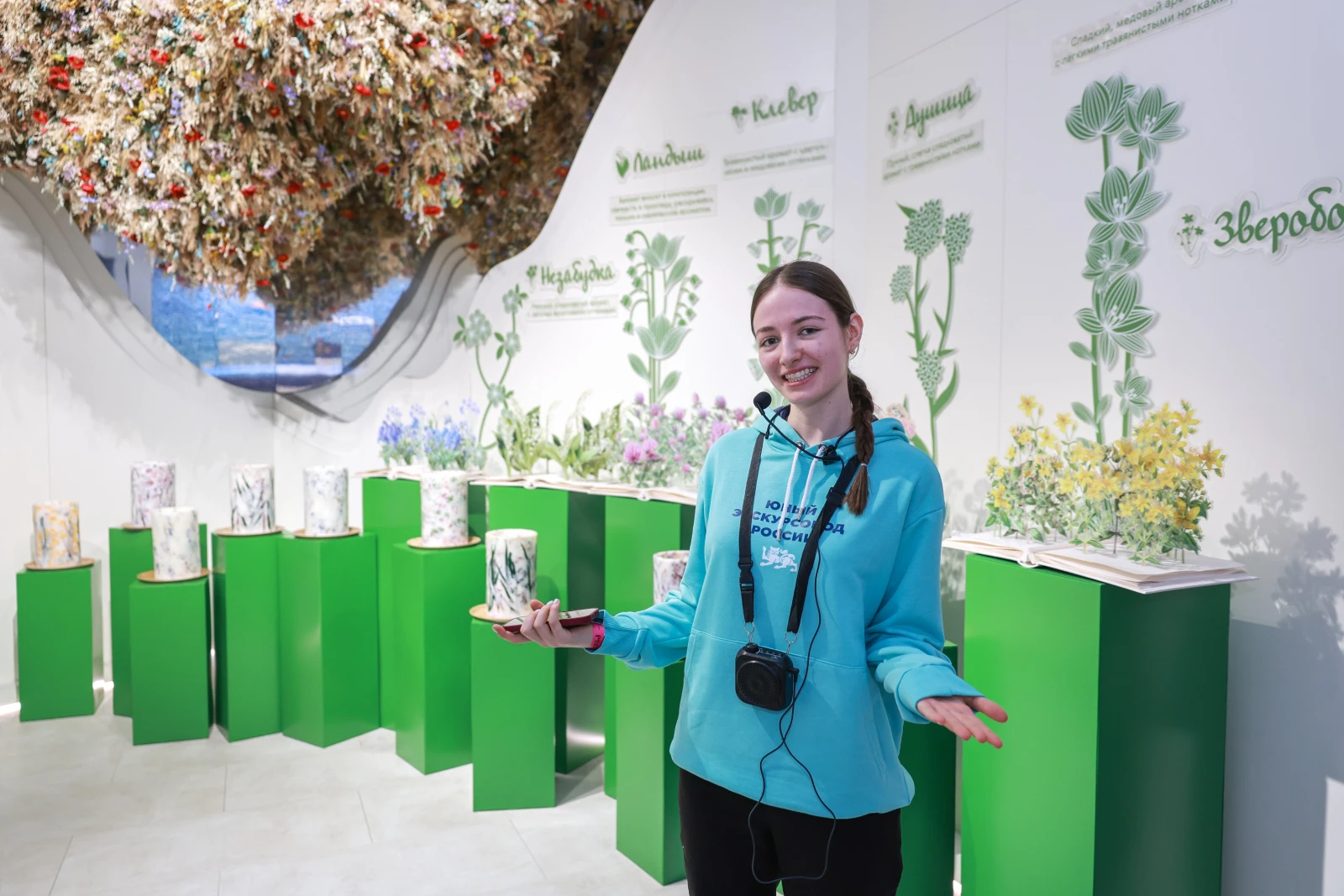 Participants of the Young Tour Guides School conducted a tour of the exposition 