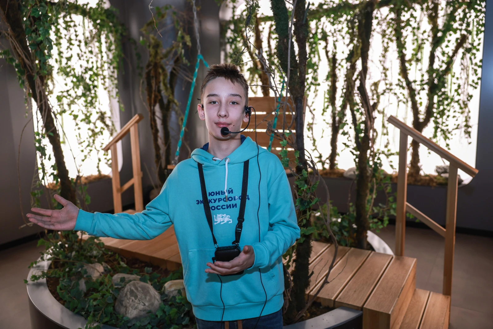 Participants of the Young Tour Guides School conducted a tour of the exposition 