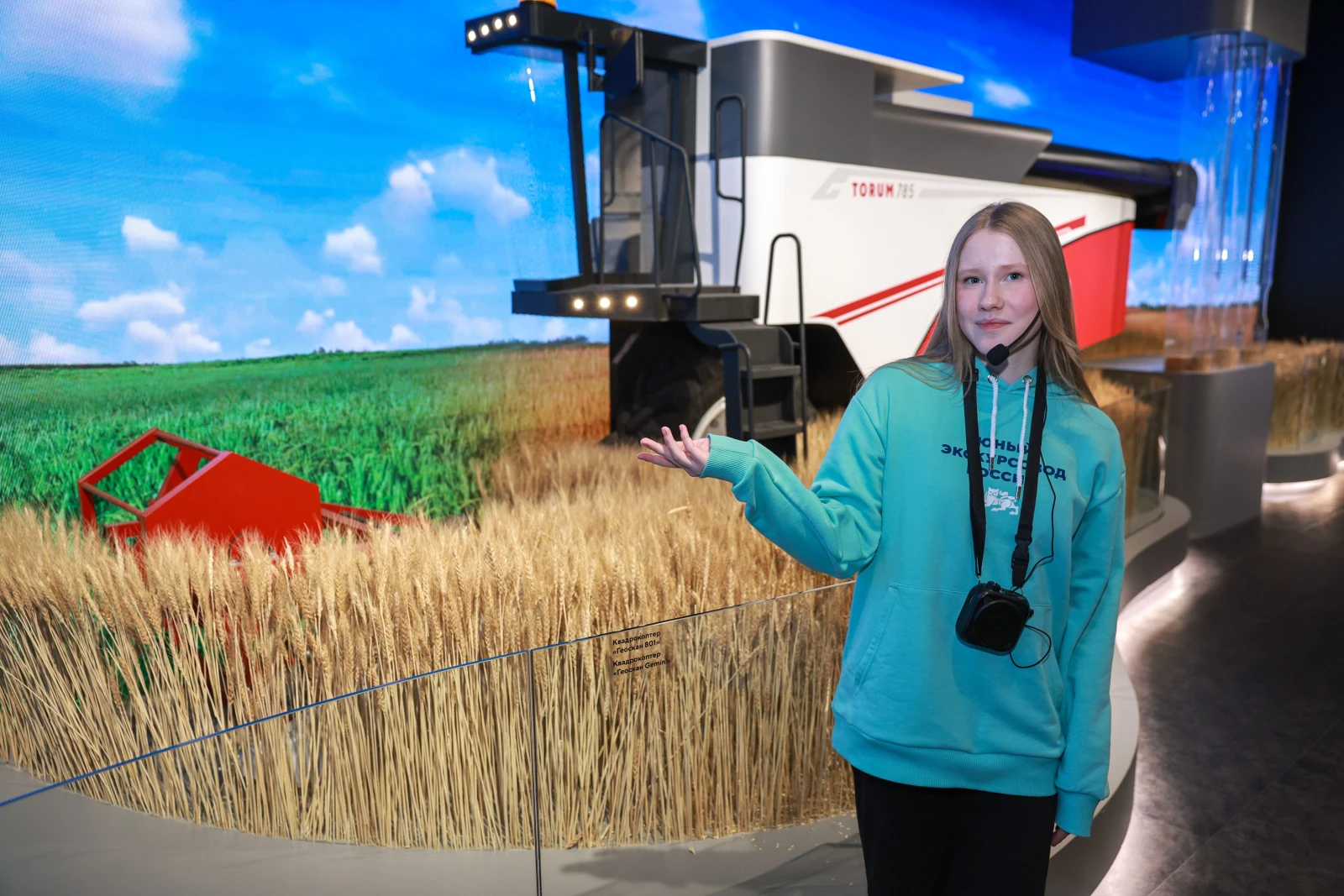 Participants of the Young Tour Guides School conducted a tour of the exposition 