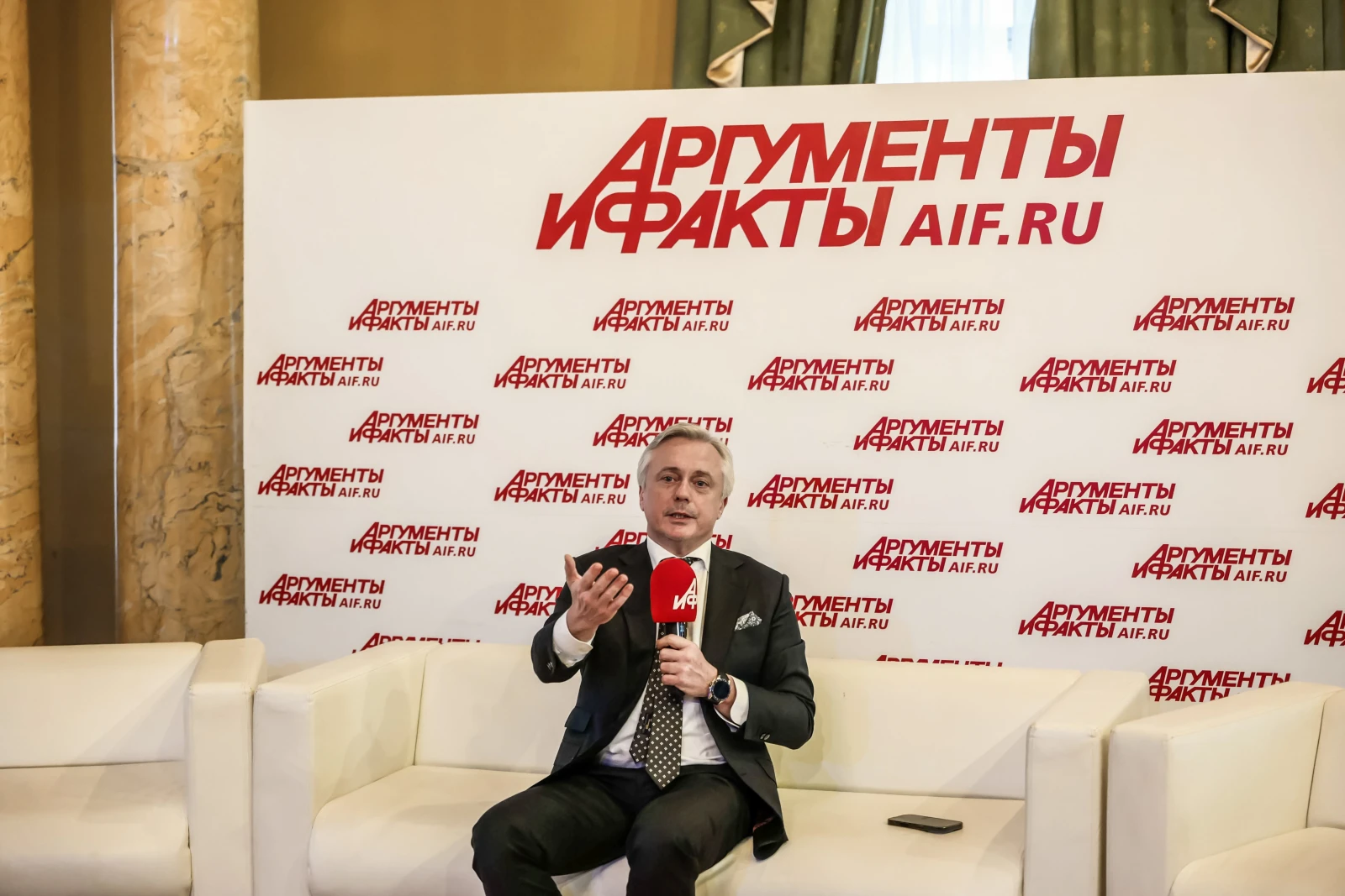 Young journalists visit the newsroom of the media outlet Argumenty i Fakty (Arguments and Facts)