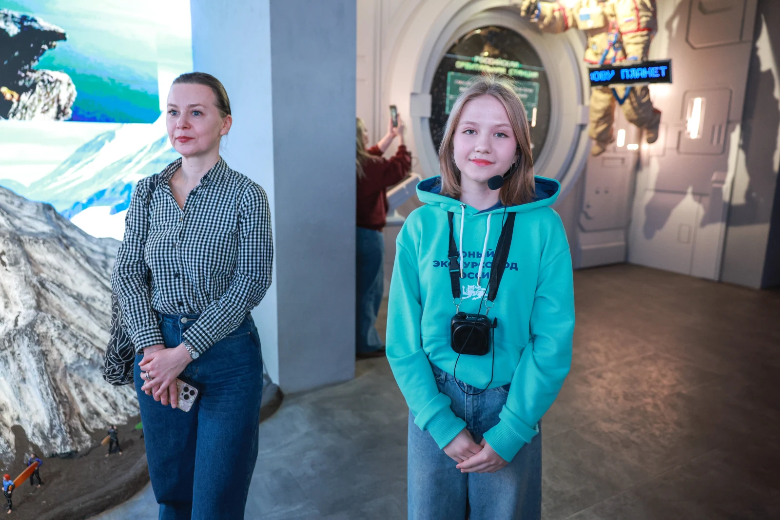 Participants of the Young Tour Guides School conducted a tour of the exposition 