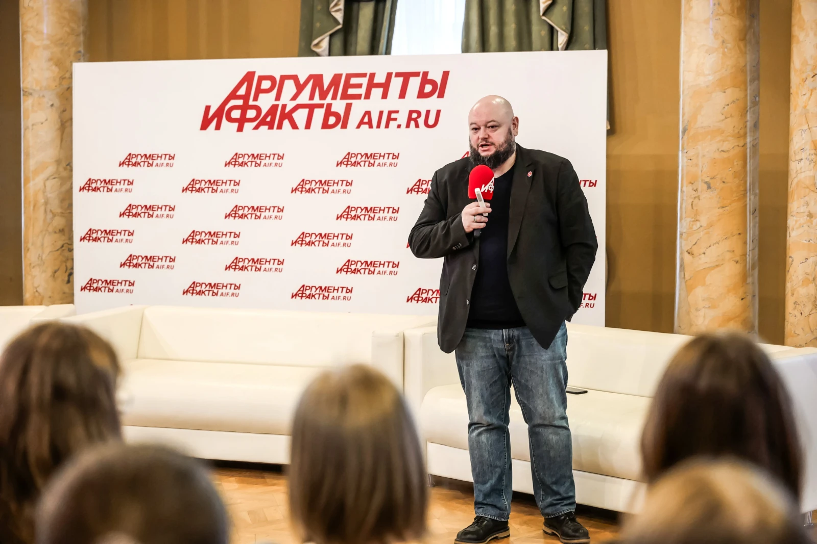 Young journalists visit the newsroom of the media outlet Argumenty i Fakty (Arguments and Facts)