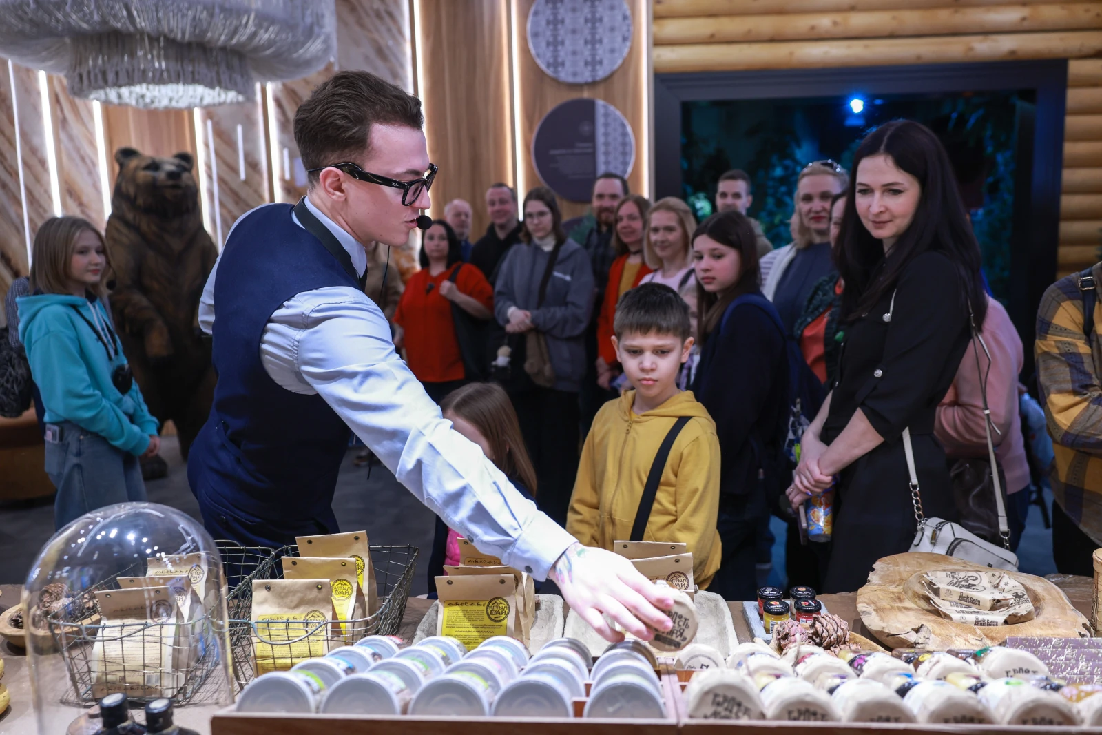 Participants of the Young Tour Guides School conducted a tour of the exposition 