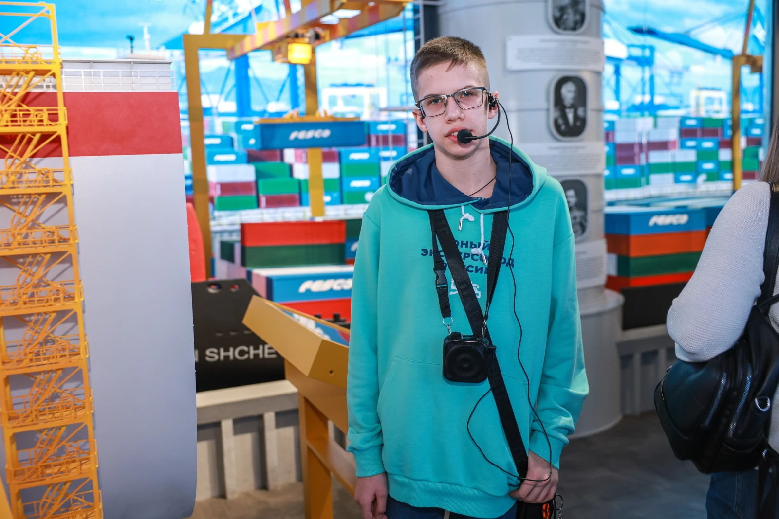 Participants of the Young Tour Guides School conducted a tour of the exposition 