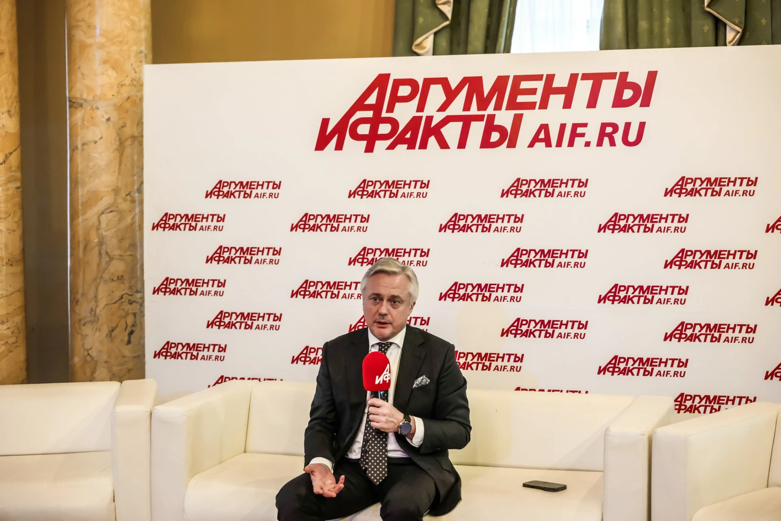 Young journalists visit the newsroom of the media outlet Argumenty i Fakty (Arguments and Facts)