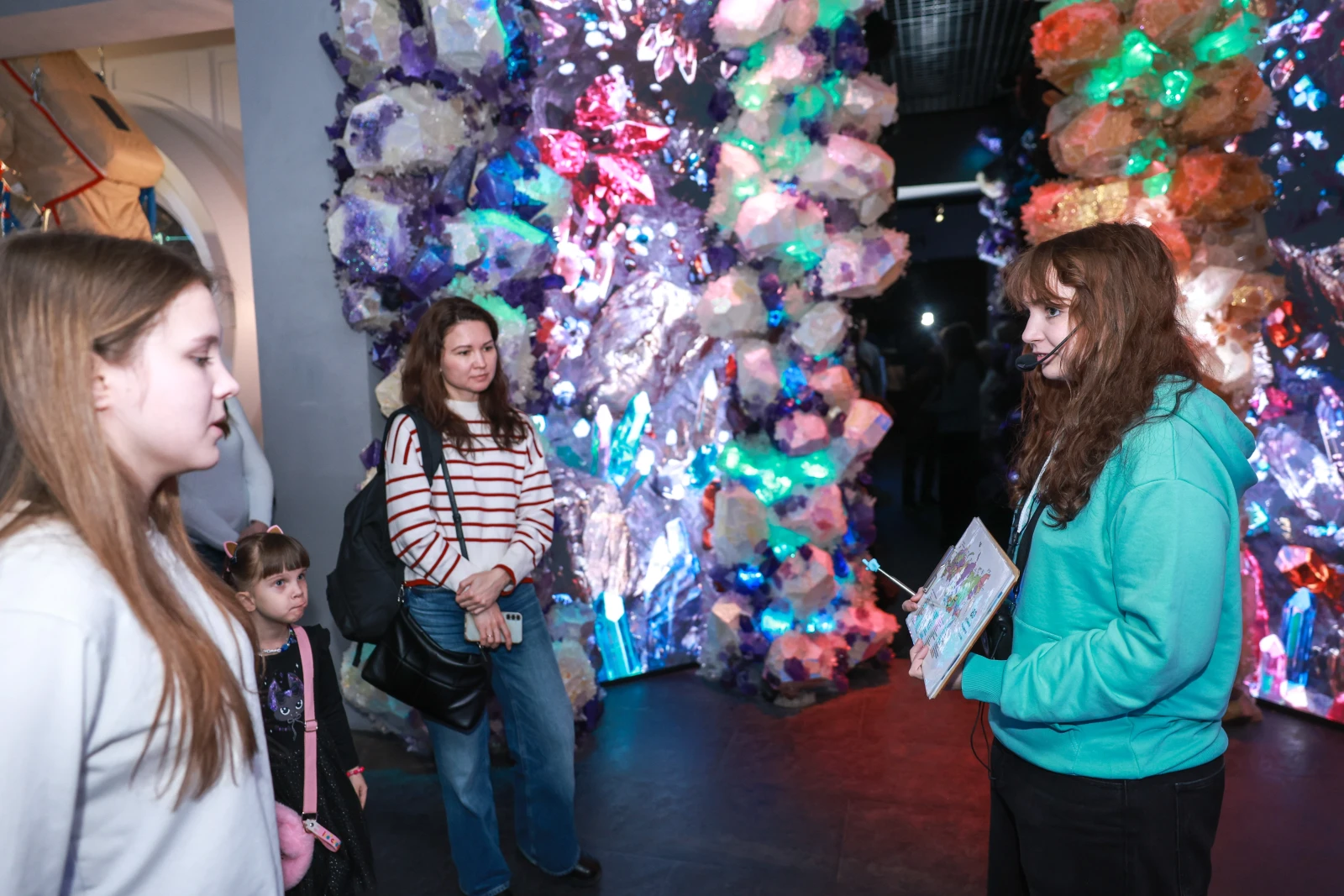 Participants of the Young Tour Guides School conducted a tour of the exposition 